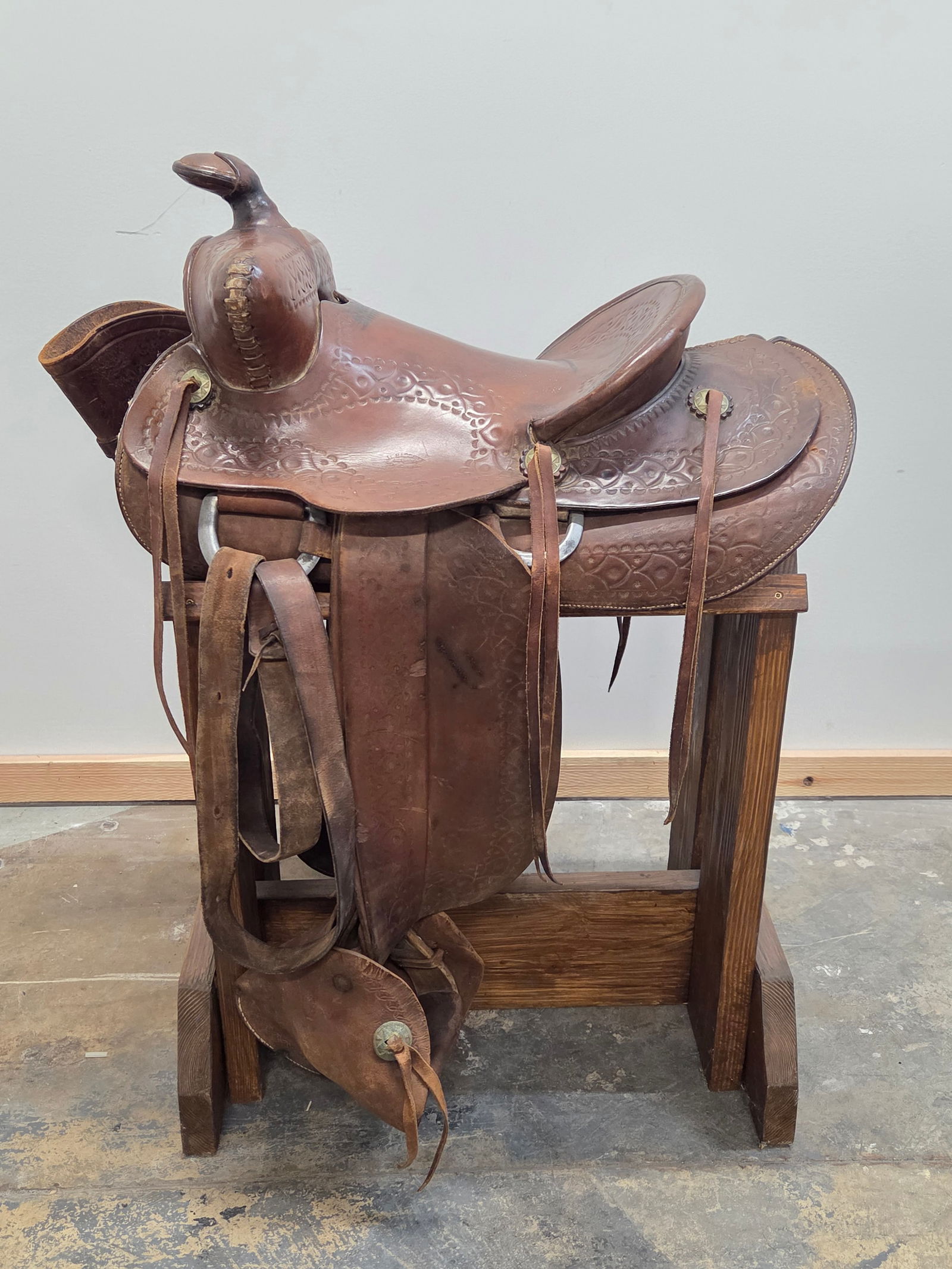 JOHN BASSETTE SADDLE W/ SCABBARD: REMAINS IN GOOD CONDITION, SHOWING SOME TYPICAL WEAR. INCLUDES ALL AS SHOWS. STAND NOT INCLUDED.