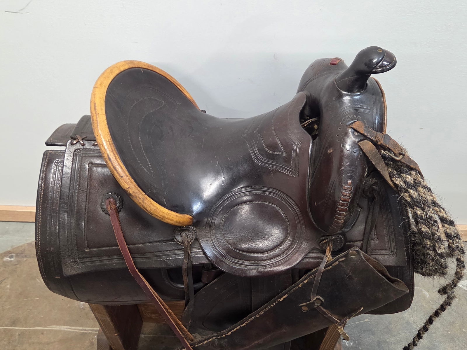UNMARKED WESTERN LEATHER SADDLE - 2