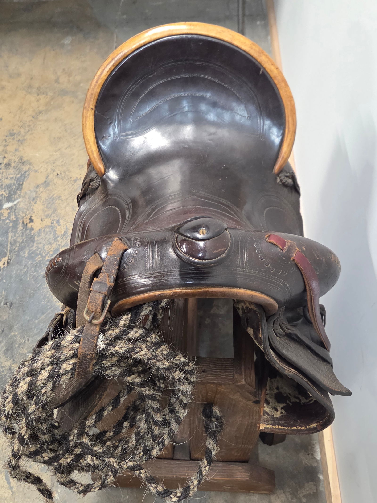 UNMARKED WESTERN LEATHER SADDLE - 3