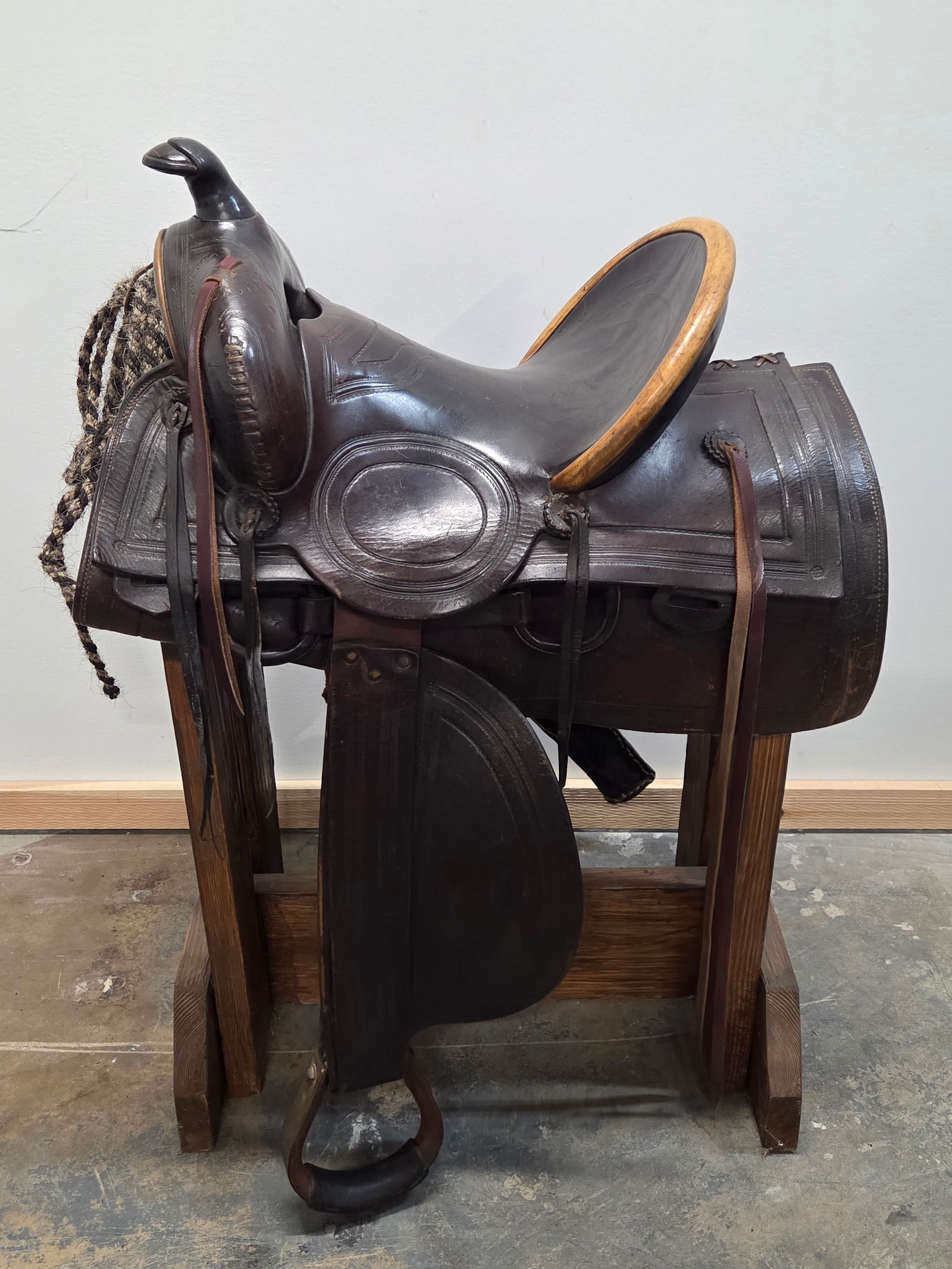UNMARKED WESTERN LEATHER SADDLE - 5