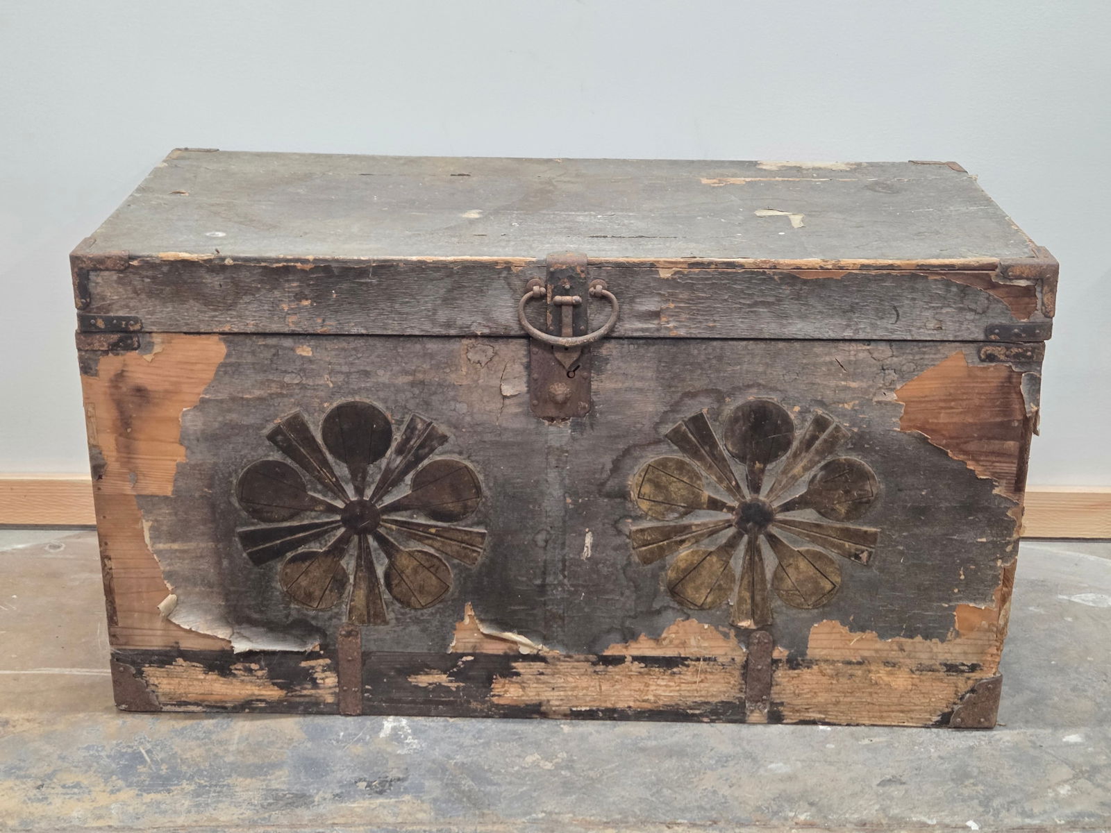 ANTIQUE WOOD & BRASS ORIENTAL STORAGE CHEST: REMAINS IN POOR CONDITION, SHOWING WEAR THROUGHOUT. PAPER PEELING. RUSTING TO HARDWARE. CRACK IN TOP. **PLEASE NOTE** THIS ITEM IS NOT AVAILABLE FOR SHIPPING. PICKUP ONLY PLEASE.