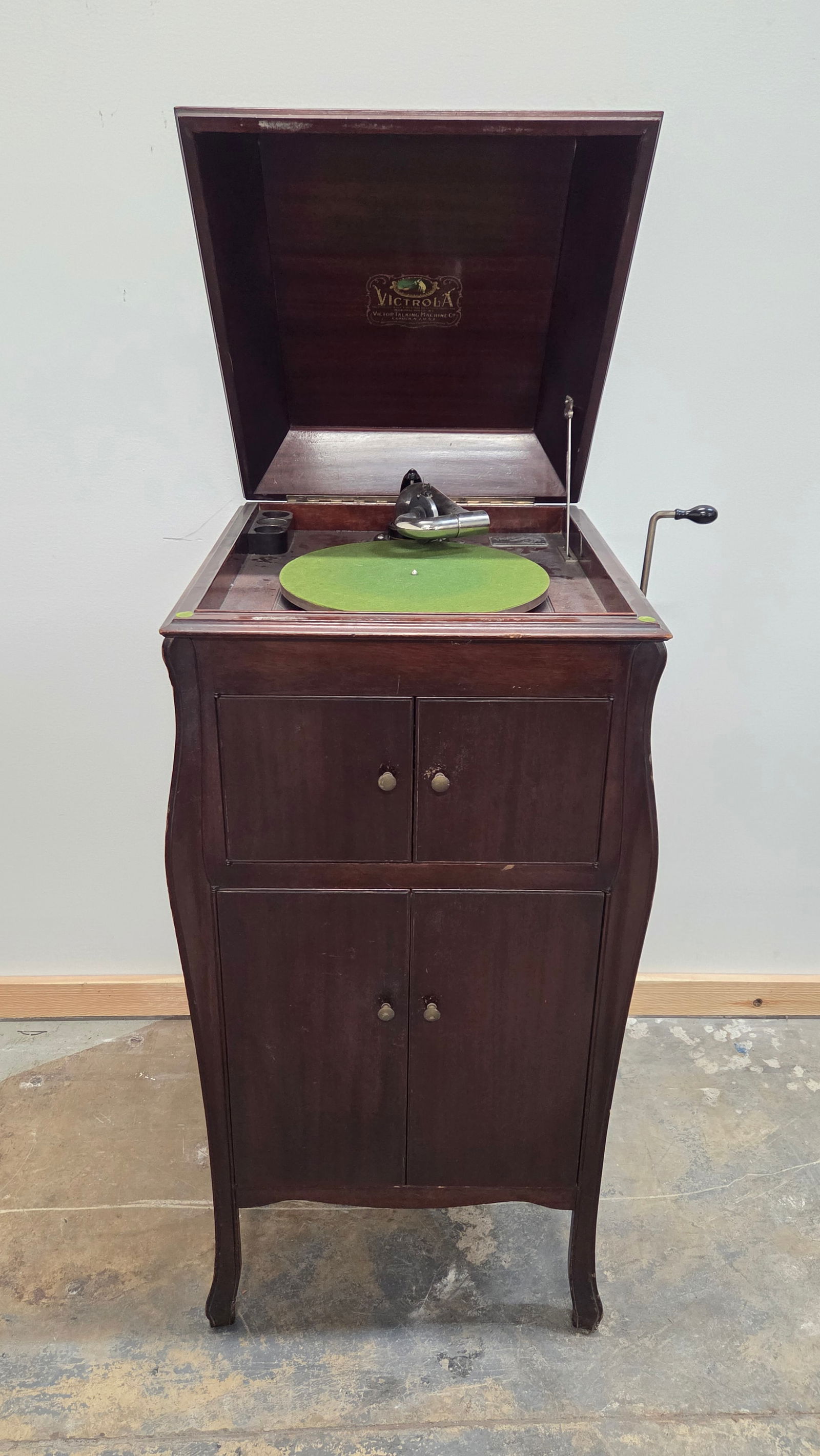 VICTOR VICTROLA VV 90 TALKING MACHINE: REMAINS IN GOOD CONDITION, SHOWING SOME TYPICAL WEAR THROUGHOUT. **PLEASE NOTE** THIS ITEM IS NOT AVAILABLE FOR SHIPPING. LOCAL PICKUP ONLY PLEASE.