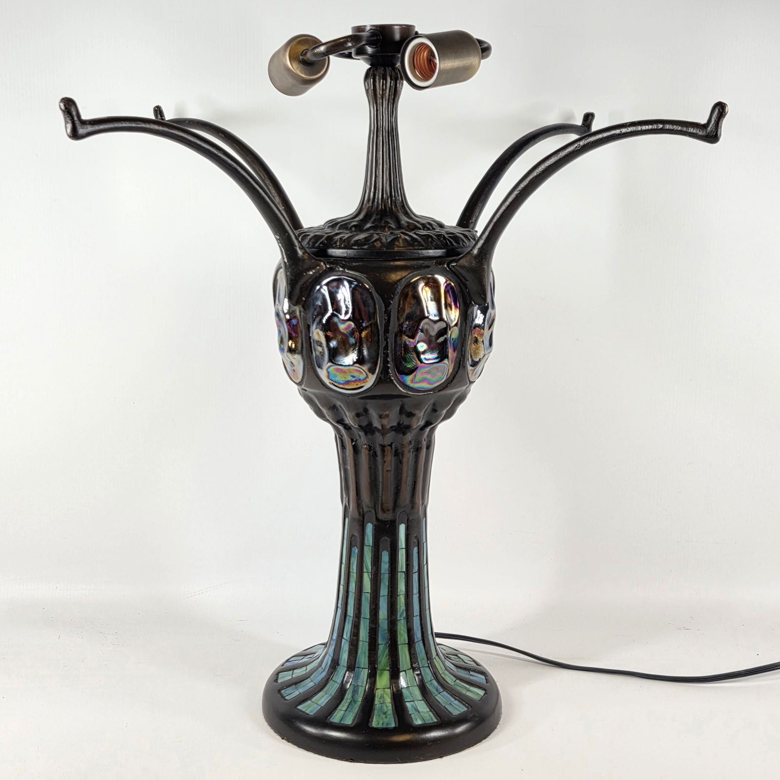 CONTEMPORARY ART GLASS & METAL TIFFANY STYLE LAMP: REMAINS IN GOOD CONDITION, SHOWING SOME LIGHT TYPICAL WEAR.