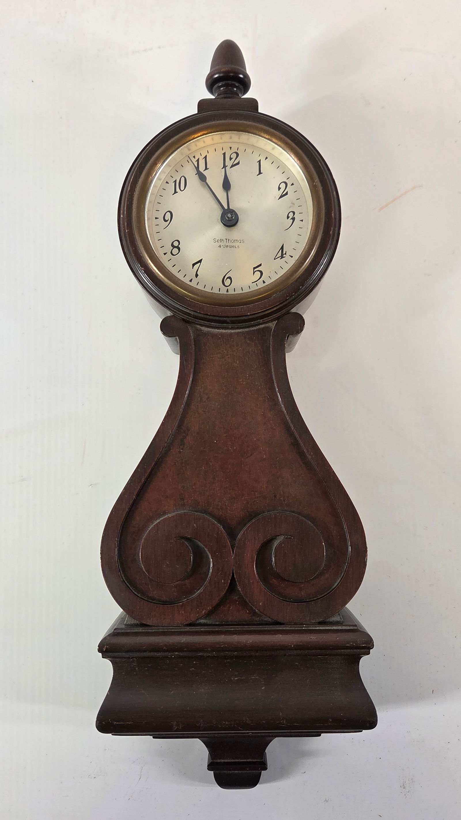 ANTIQUE SETH THOMAS 4 JEWEL BANJO STYLE CLOCK: REMAINS IN GOOD CONDITION, SHOWING TYPICAL USAGE WEAR. NEEDS CLEANED.