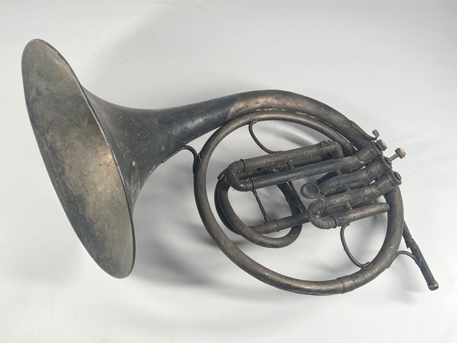 ANTIQUE ELKHART FRENCH HORN FOR PARTS: REMAINS IN FAIR CONDITION, SHOWING WEAR THROUGHOUT. INITIALS ETCHED INTO HORN. FOR PARTS OR REPAIRING.