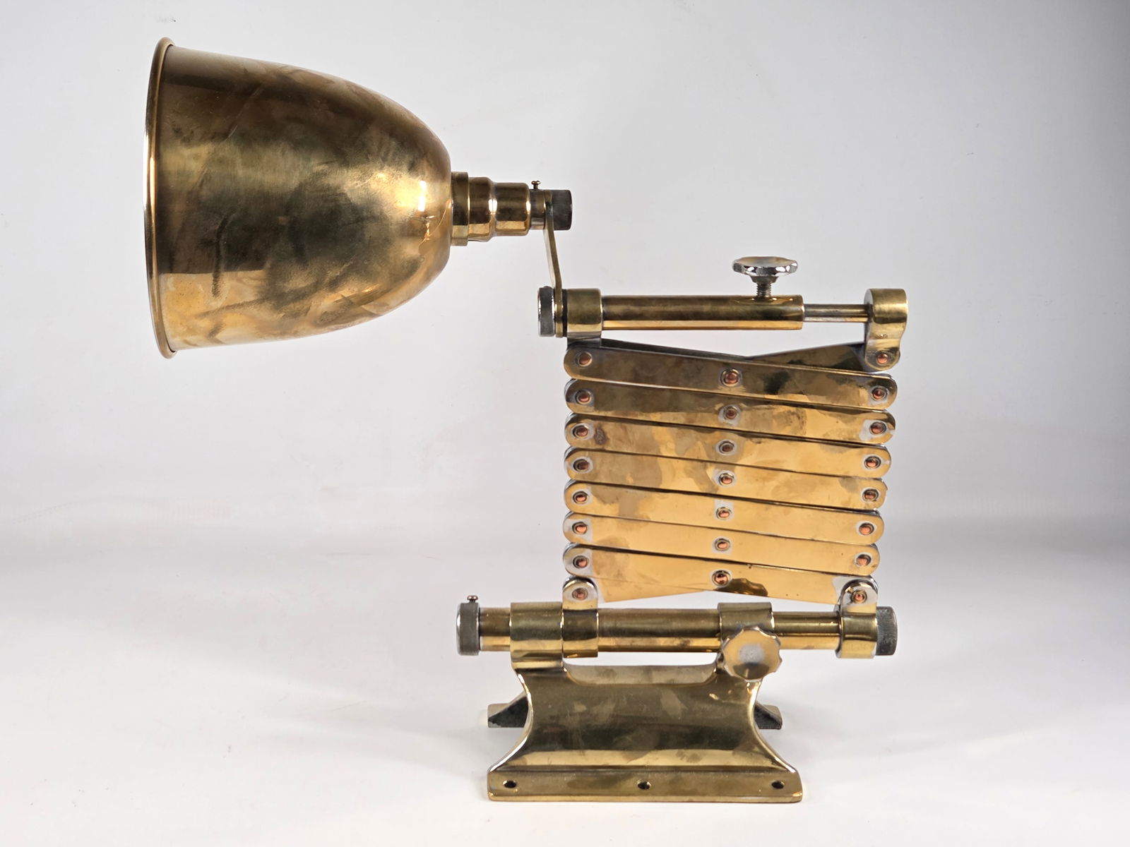 ANTIQUE POLISHED BRASS ADJUSTABLE POLE MOUNT LIGHT: REMAINS IN GOOD CONDITION, SHOWING SOME TYPICAL MINIMAL WEAR.