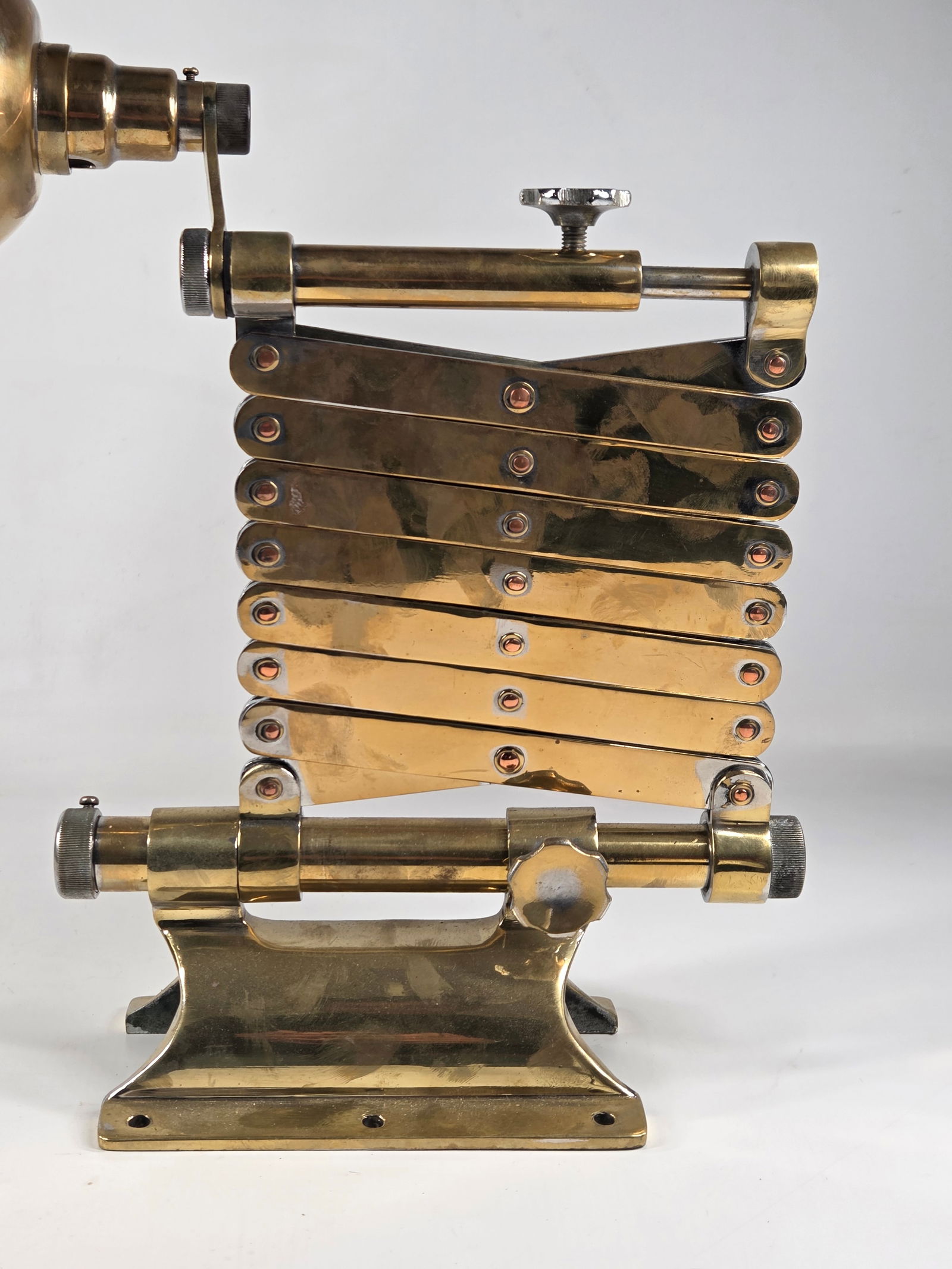 ANTIQUE POLISHED BRASS ADJUSTABLE POLE MOUNT LIGHT - 2