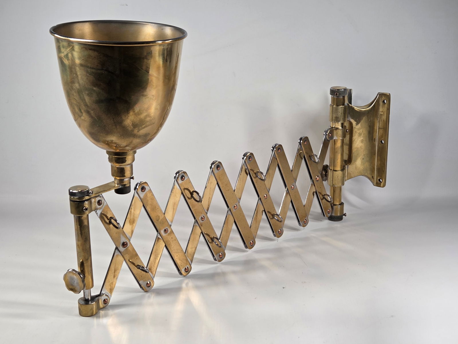 ANTIQUE POLISHED BRASS ADJUSTABLE POLE MOUNT LIGHT - 3