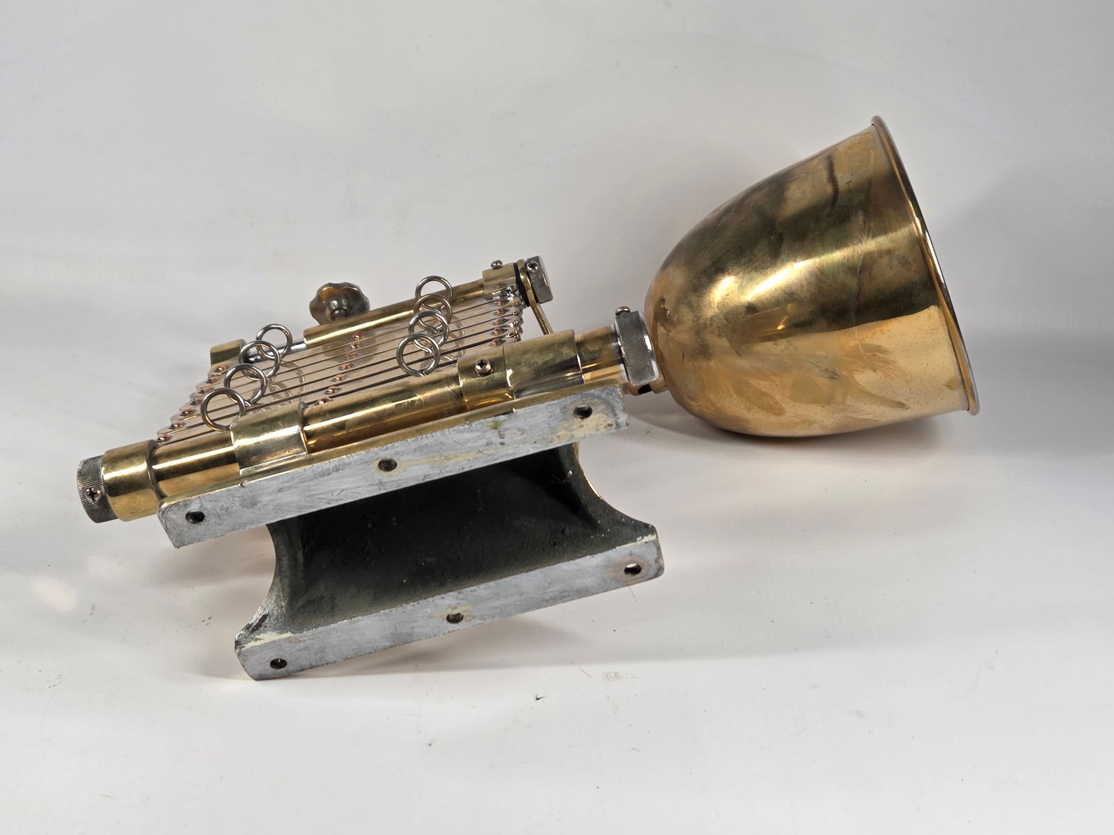 ANTIQUE POLISHED BRASS ADJUSTABLE POLE MOUNT LIGHT - 4