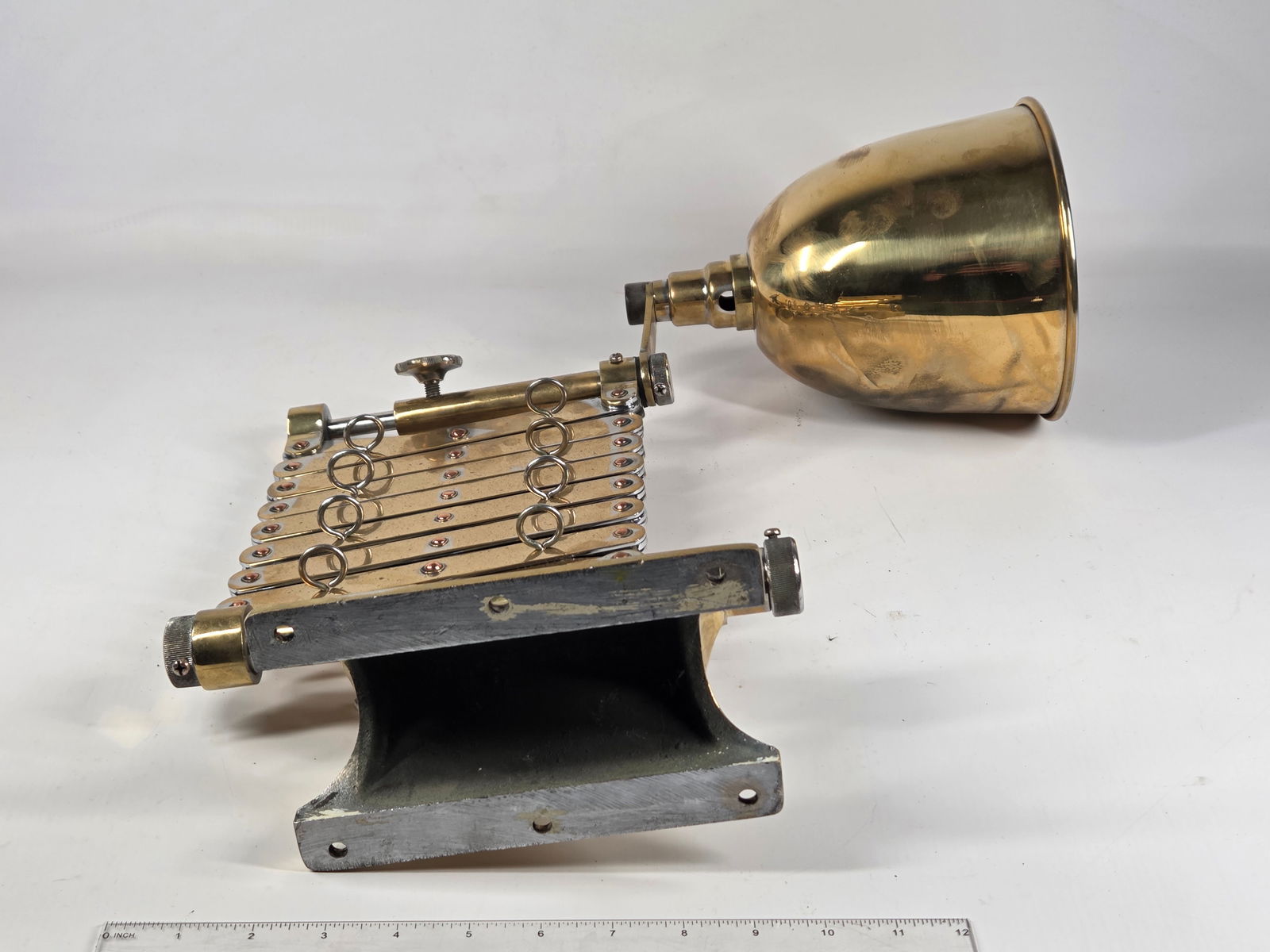 ANTIQUE POLISHED BRASS ADJUSTABLE POLE MOUNT LIGHT - 6