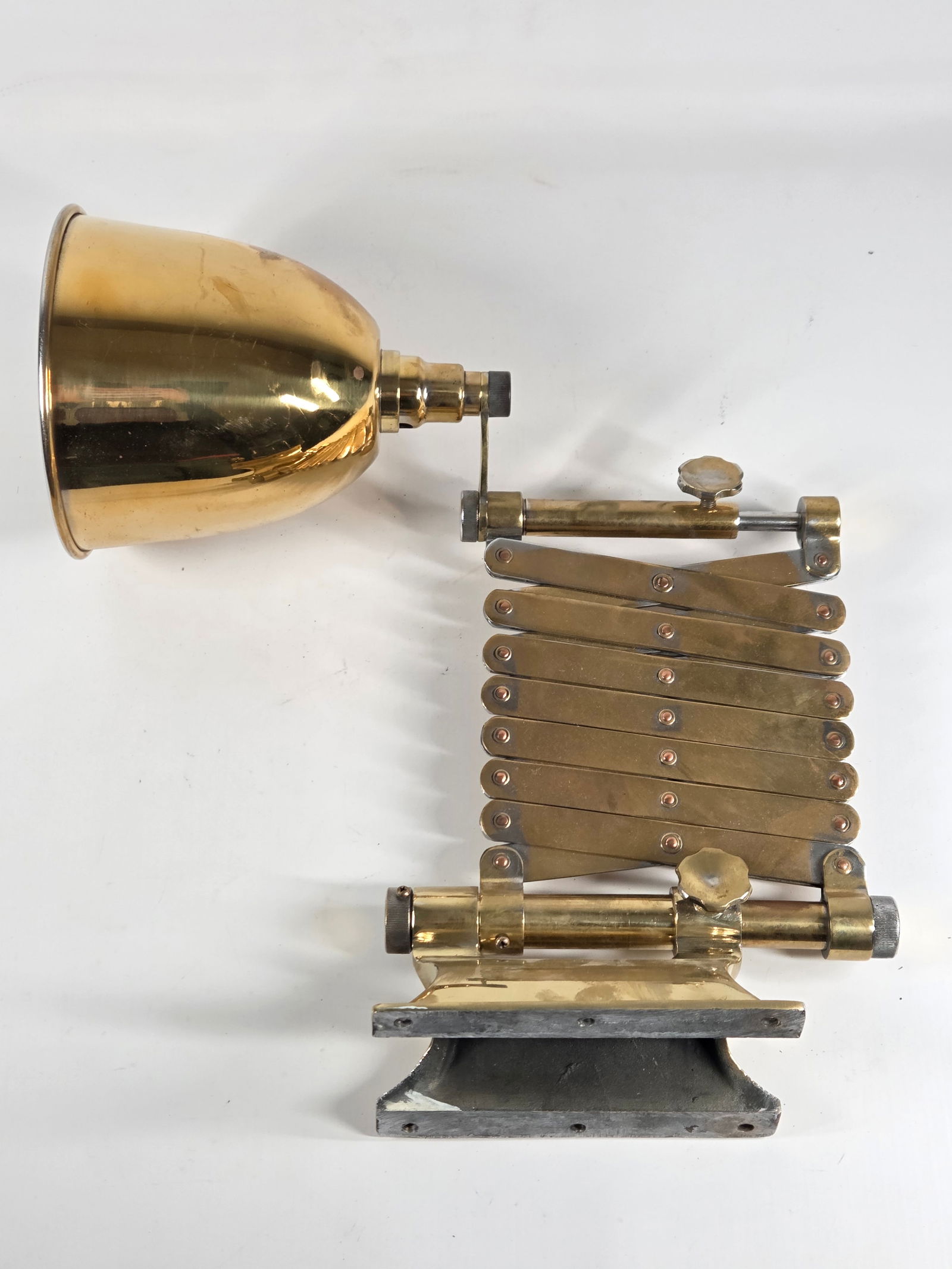 ANTIQUE POLISHED BRASS ADJUSTABLE POLE MOUNT LIGHT: REMAINS IN GOOD CONDITION, SHOWING SOME TYPICAL MINIMAL WEAR.