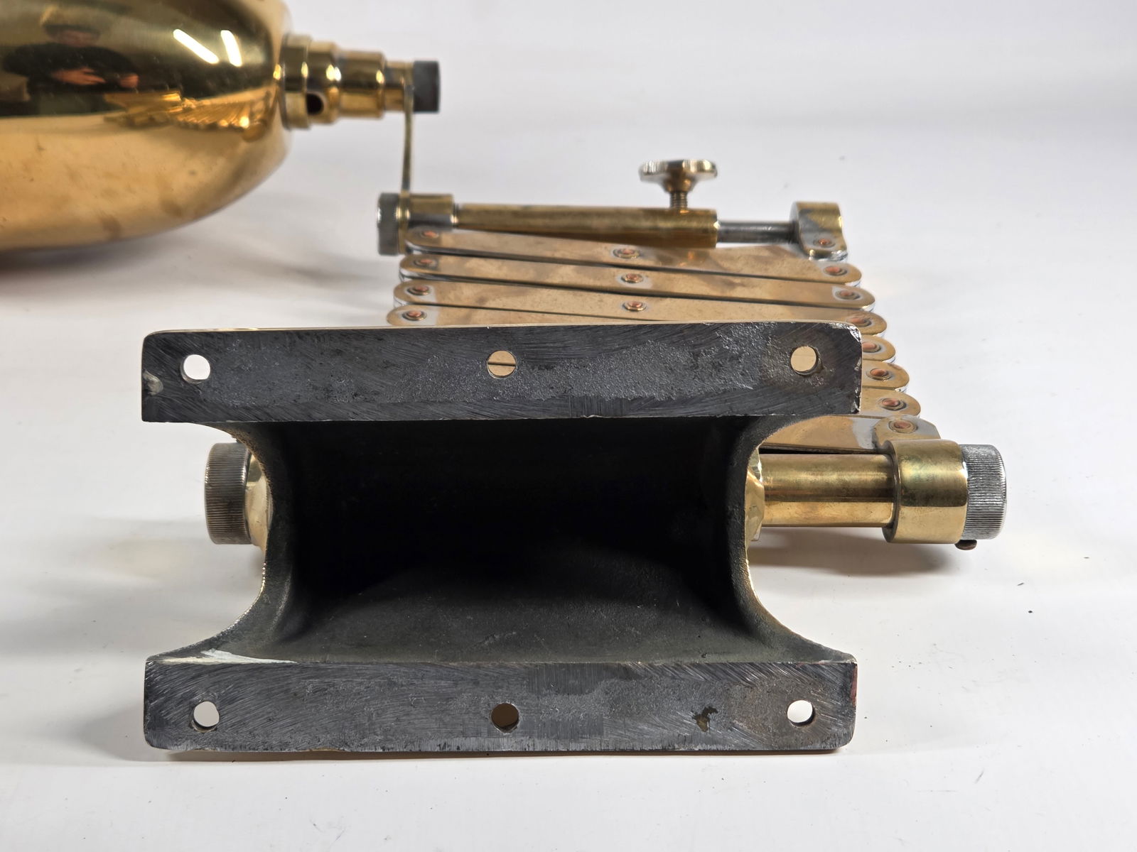 ANTIQUE POLISHED BRASS ADJUSTABLE POLE MOUNT LIGHT - 2