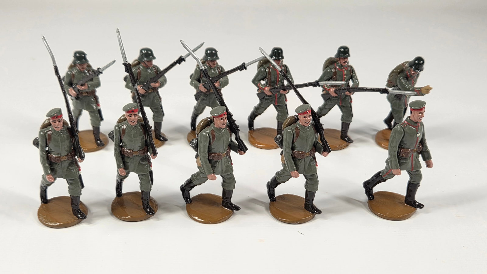 SET OF 11 VARIOUS HAND PAINTED LEAD SOLDIERS: ALL REMAIN IN GOOD CONDITION, SHOWING SOME LIGHT WEAR.