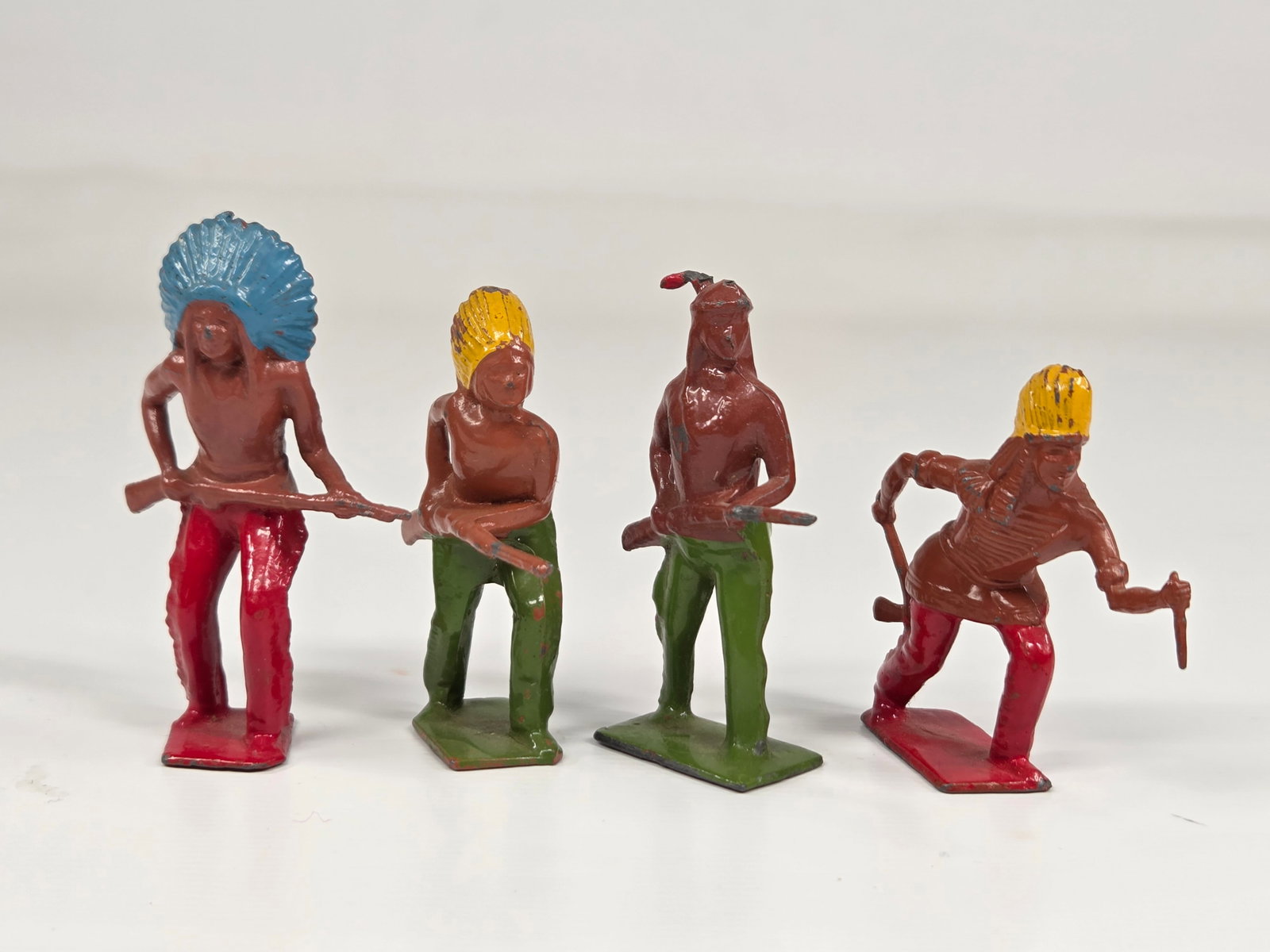 SET OF 4 NATIVE AMERICAN INDIAN LEAD FIGURES: ALL REMAIN IN GOOD CONDITION, SHOWING SOME LIGHT WEAR.