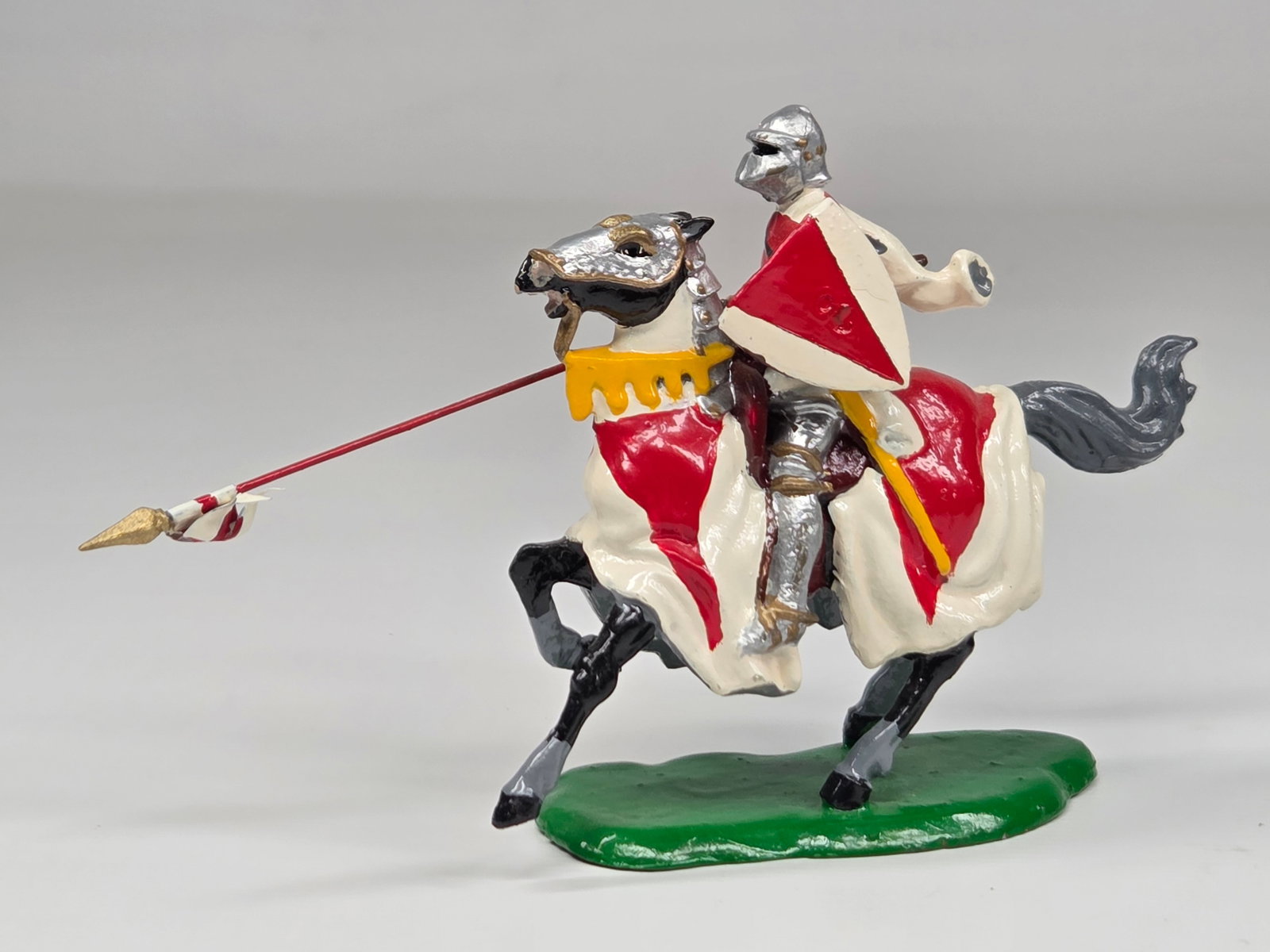 HAND PAINTED MOUNTED KNIGHT: REMAINS IN VERY GOOD CONDITION.