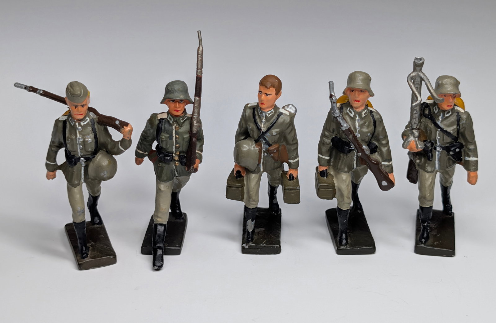 5) GERMAN LINEOL HAND PAINTED GERMAN LEAD SOLDIERS: ALL REMAIN IN GOOD CONDITION, SHOWING SOME LIGHT WEAR.