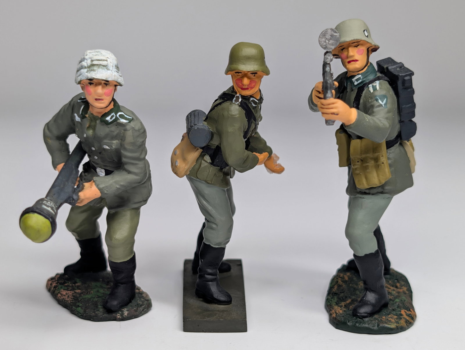 3) VINTAGE GERMAN LINEOL HAND PAINTED SOLDIERS: ALL REMAIN IN VERY GOOD CONDITION.