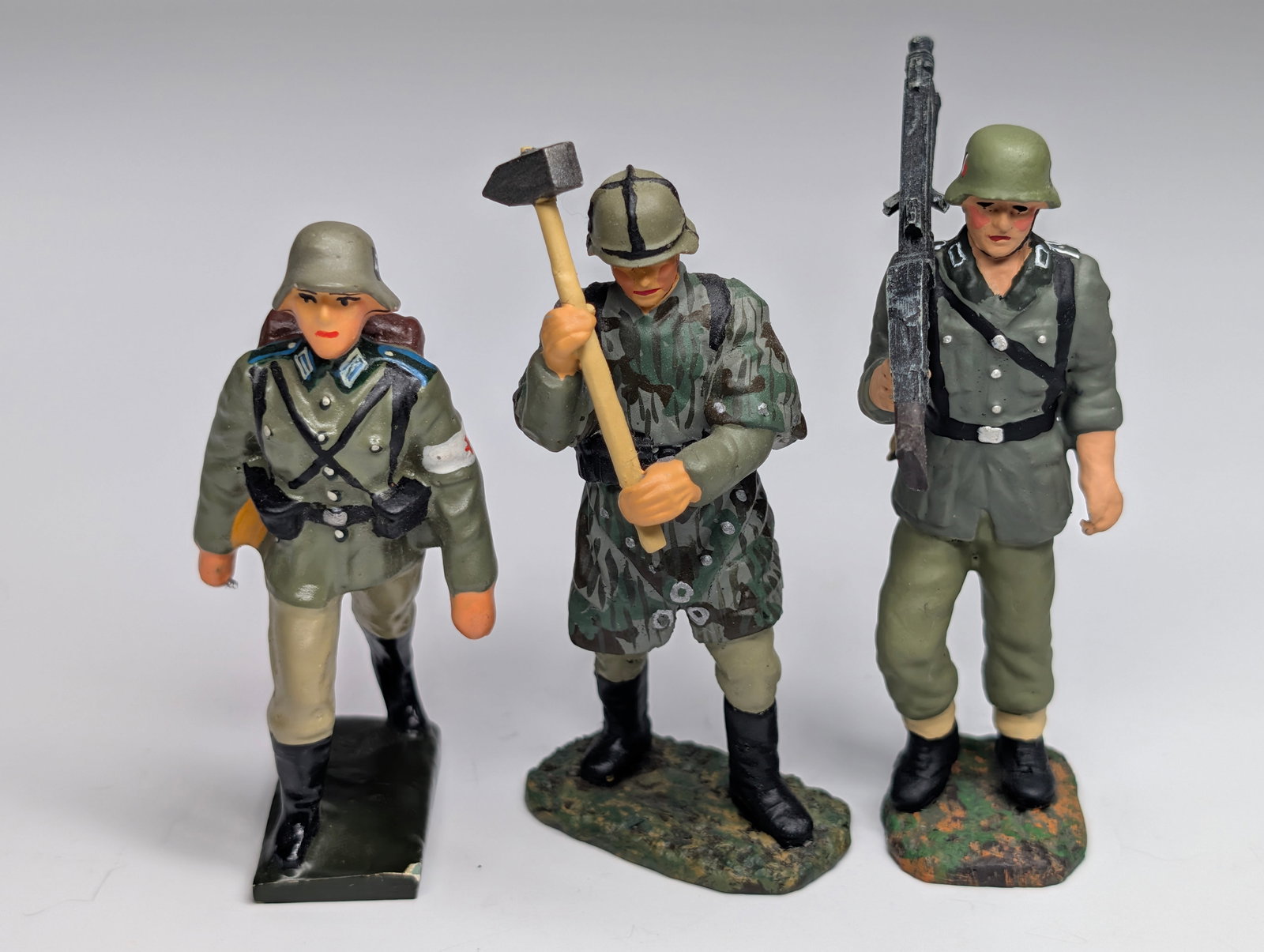 3) VINTAGE GERMAN LINEOL HAND PAINTED SOLDIERS: ALL REMAIN IN GOOD CONDITION, SHOWING SOME TYPICAL WEAR.