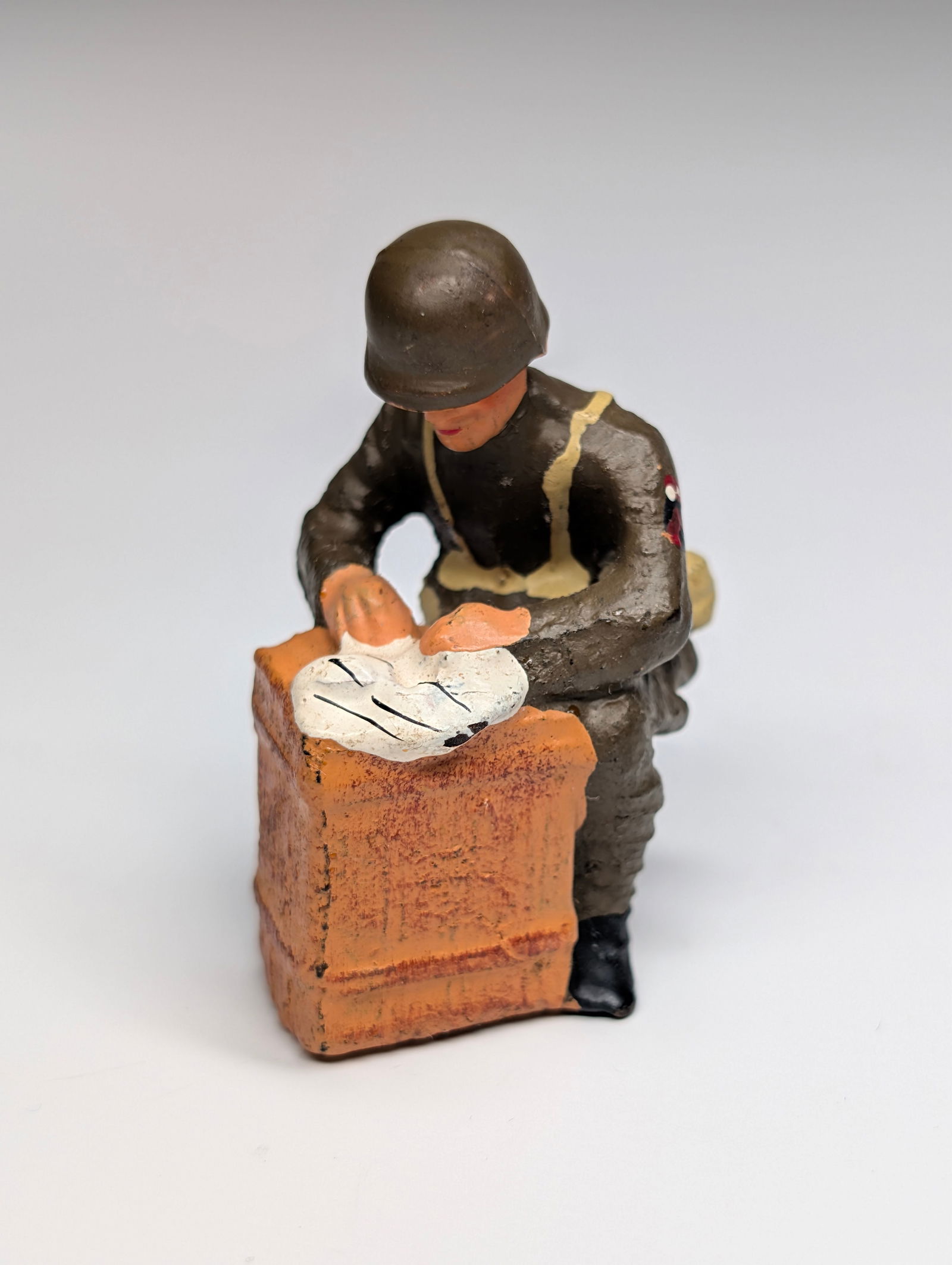 GERMAN ELASTOLIN WOUNDED SOLDIER & LAUNDRY - 2