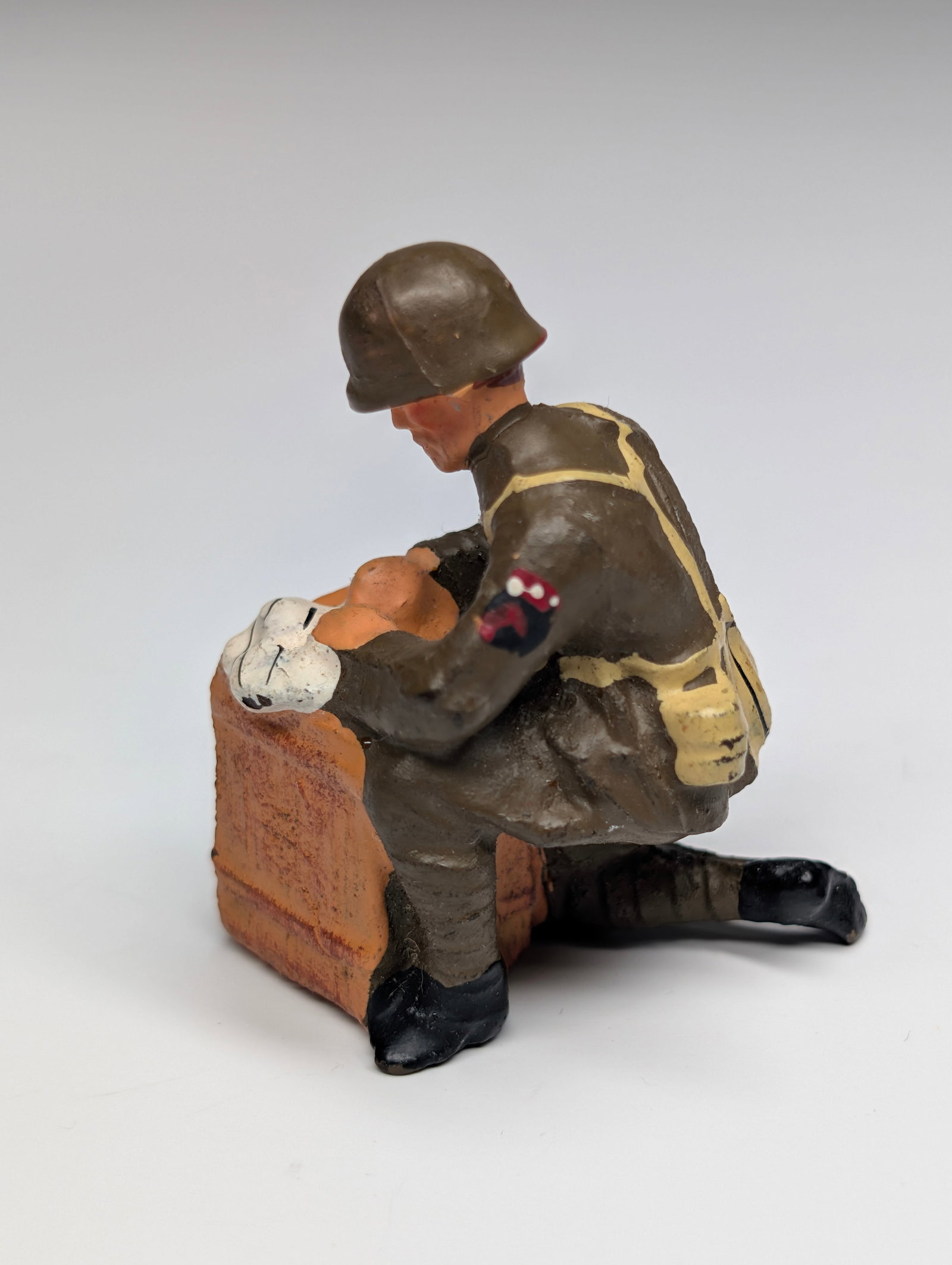 GERMAN ELASTOLIN WOUNDED SOLDIER & LAUNDRY - 3