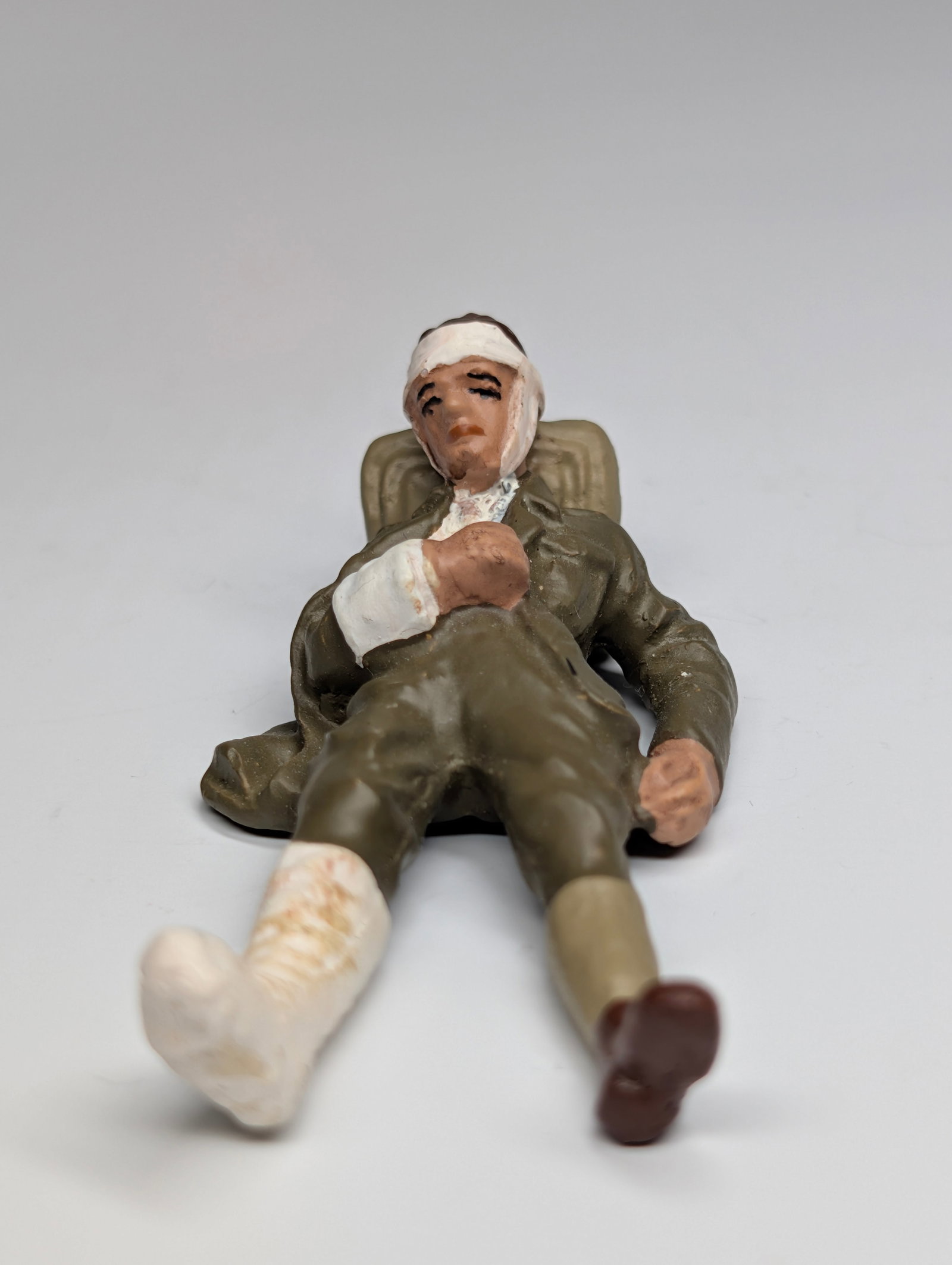 GERMAN ELASTOLIN WOUNDED SOLDIER & LAUNDRY - 6
