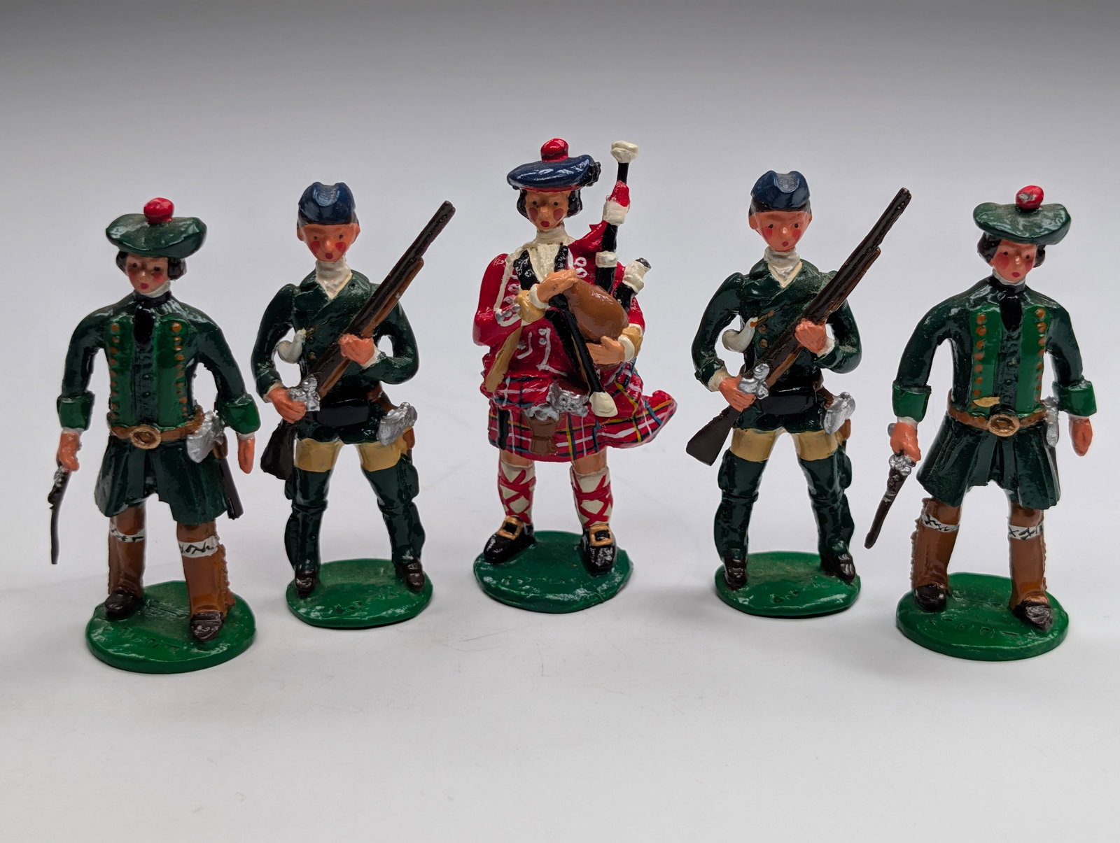 SET OF 5 UNMARKED HAND PAINTED LEAD SOLDIERS: ALL REMAIN IN VERY GOOD CONDITION, SHOWING SOME LIGHT WEAR.