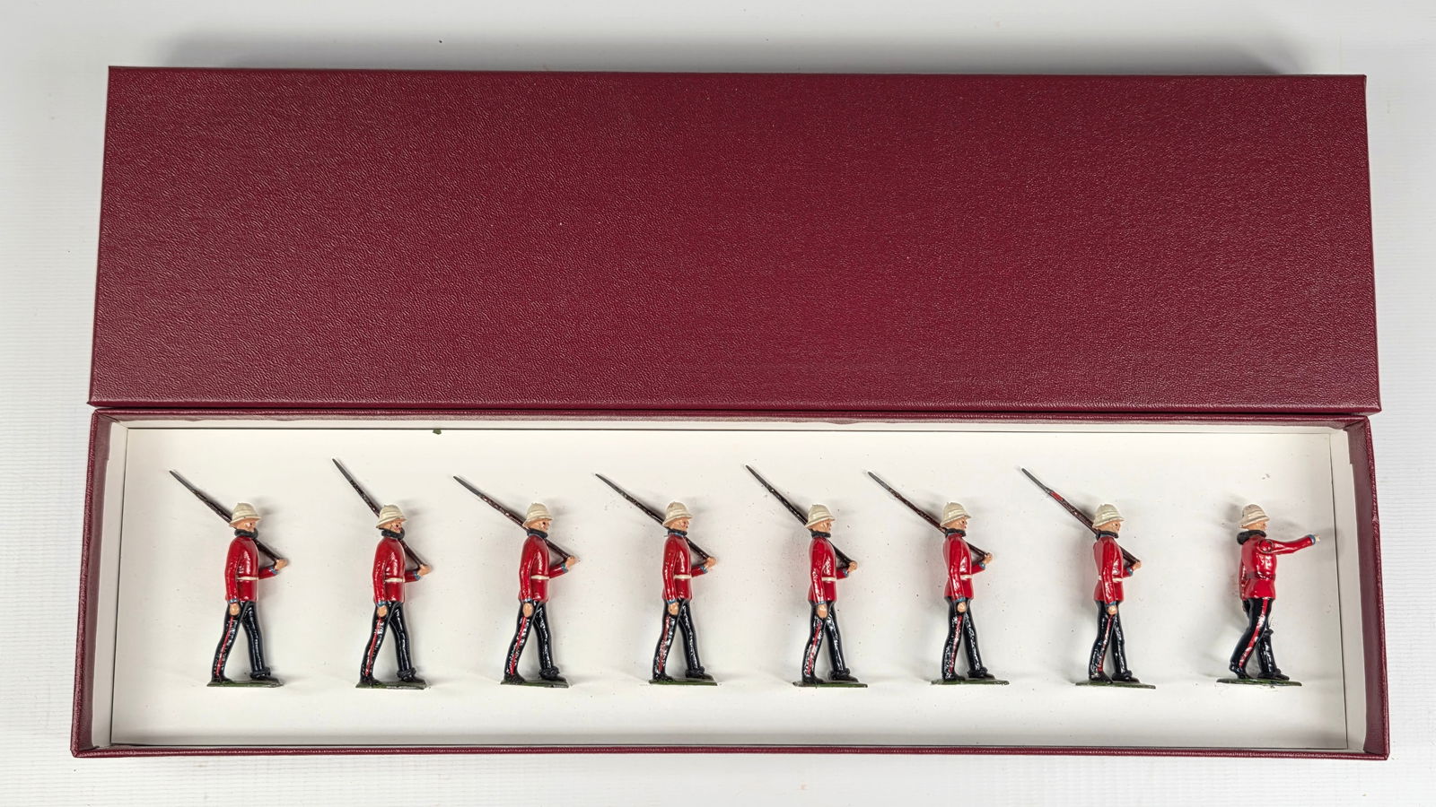SET OF 8 VINTAGE BRITAINS SOMERSET SOLDIERS: ALL REMAIN IN GOOD CONDITION, SHOWING SOME TYPICAL WEAR. CUSTOM BOX.