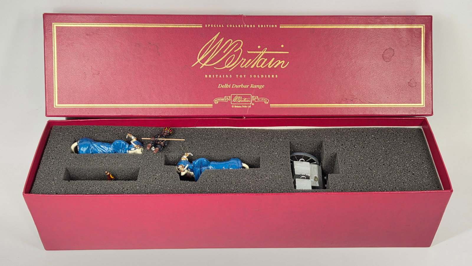 BRITAIN 00266 THE GAEKWAR OF BARODA'S GOLD GUN: SET REMAINS IN FAIR TO GOOD CONDITION, SHOWING SOME PAINT WEAR AND BENDS TO METAL