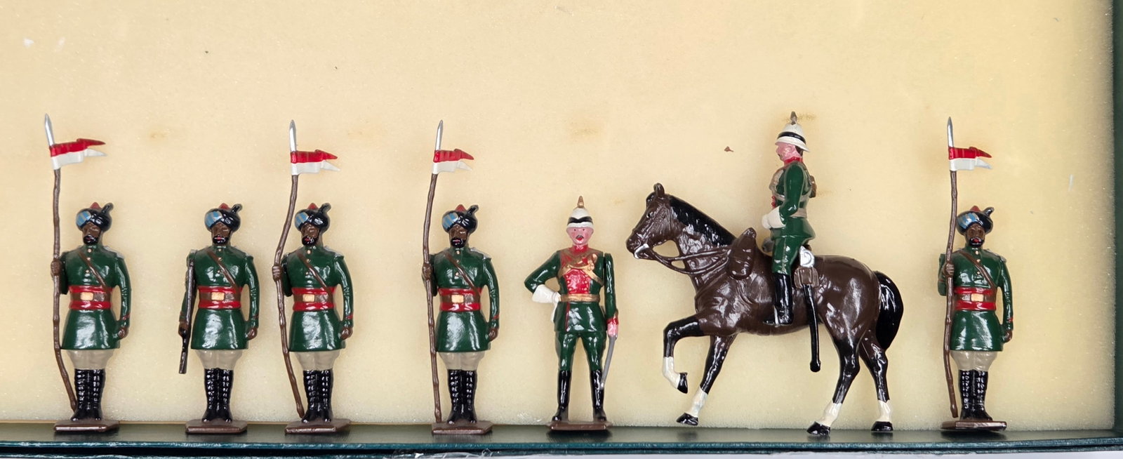 TRADITION SET OF 7 LEAD SOLDIERS MOUNTED W/ OFFICER: ALL REMAIN IN VERY GOOD CONDITION, SHOWING SOME LIGHT TYPICAL WEAR.