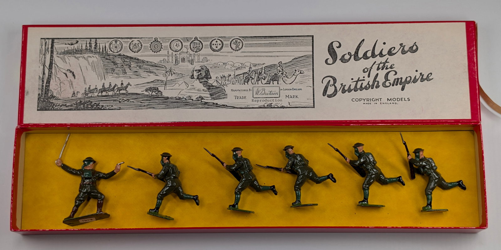 VINTAGE BRITAIN 1613 BRITISH INFANTRY W/ GAS MASKS: SET REMAINS IN VERY GOOD CONDITION, BOX REPRODUCTION.