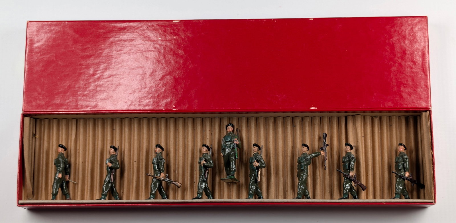 VINTAGE BRITAIN 9-PIECE SOLDIER SET: SET REMAINS IN GOOD CONDITION, SHOWING SOME TYPICAL WEAR. CUSTOM BOX.