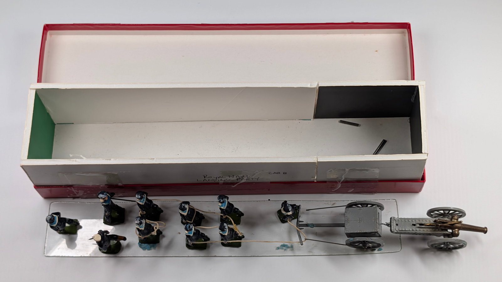 HAND PAINTED LEAD ROYAL NAVAL LANDING PARTY: SET REMAINS IN GOOD CONDITION, SHOWING SOME LIGHT TYPICAL WEAR. CUSTOM BOX.