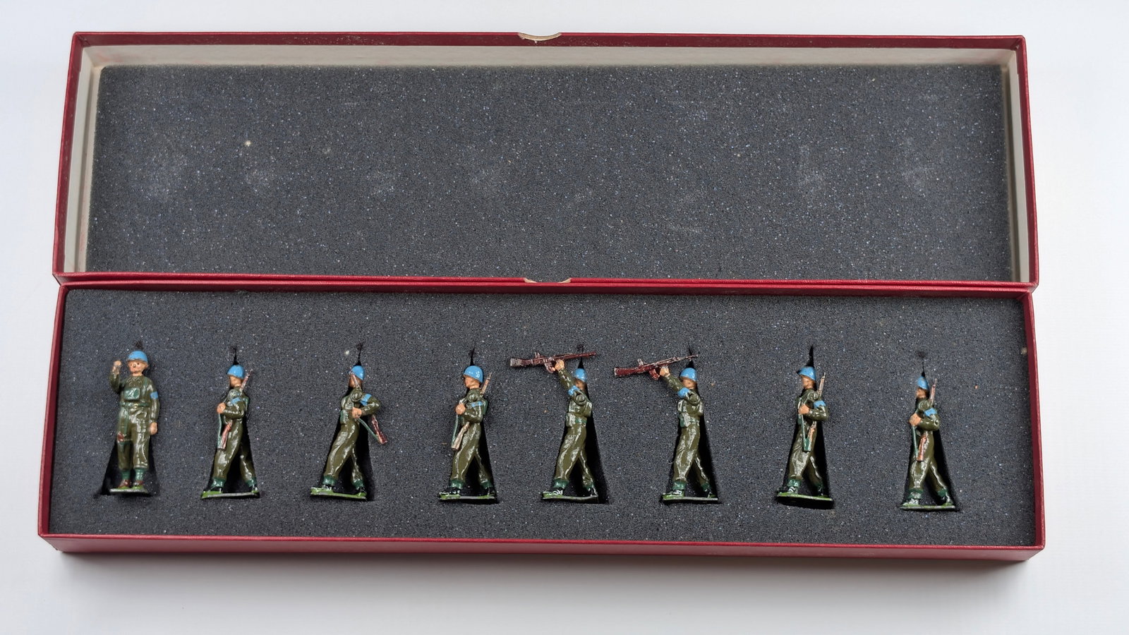 SET OF 8 VINTAGE BRITAIN BLUE HELMET SOLDIERS: ALL REMAIN IN GOOD CONDITION, SHOWING SOME TYPICAL WEAR. CUSTOM BOX.