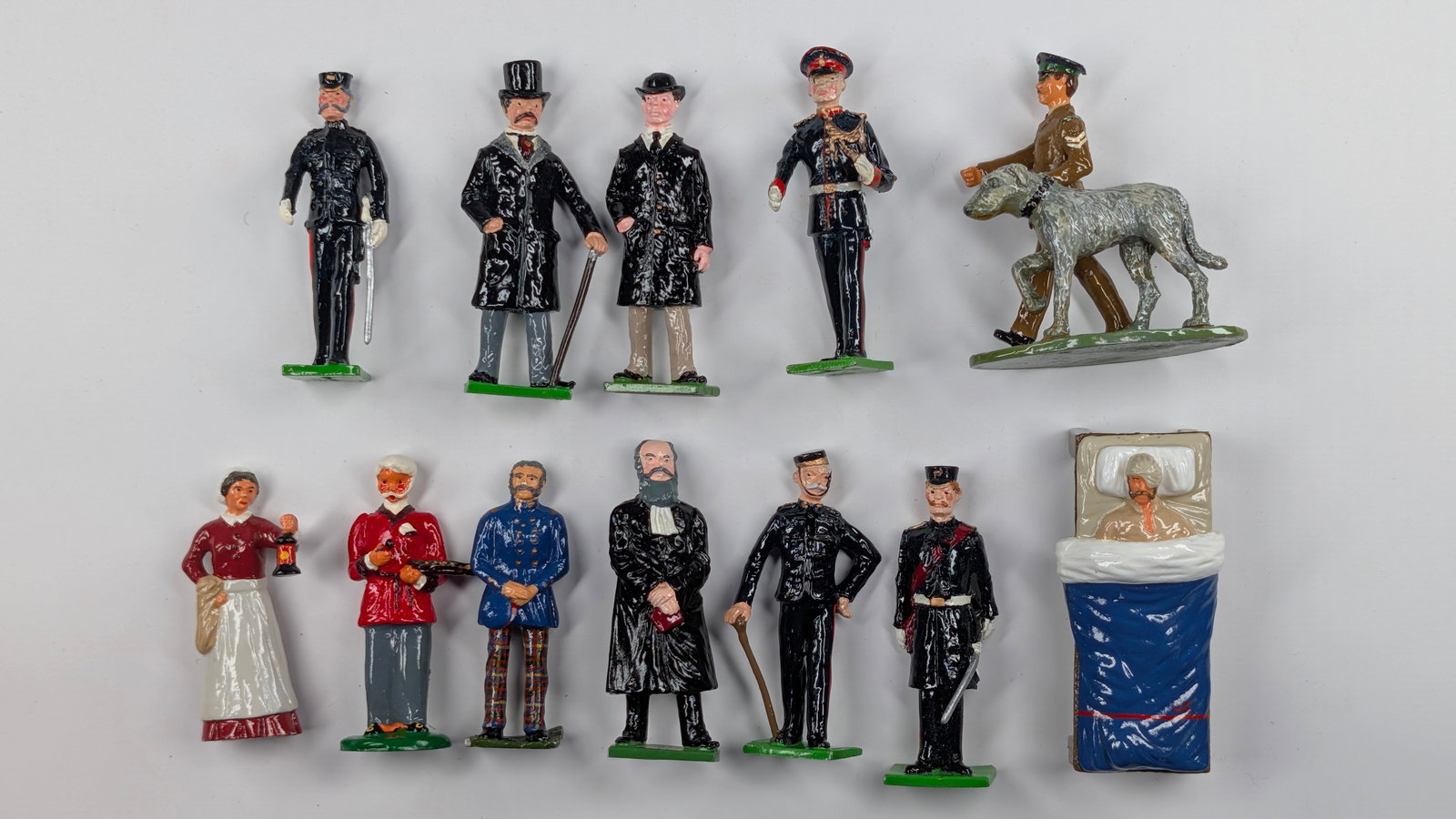 VARIOUS BRAND LEAD HAND PAINTED SOLDIERS: ALL REMAIN IN GOOD CONDITION, SHOWING SOME TYPICAL WEAR.