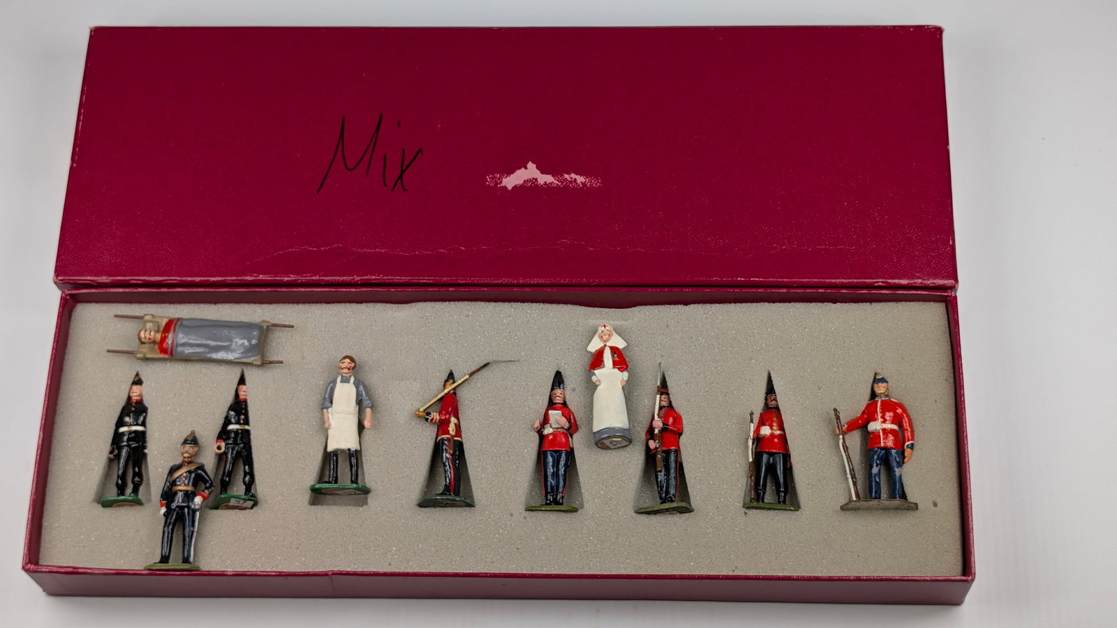 11) VARIOUS BRAND HAND PAINTED LEAD SOLDIERS: ALL REMAIN IN GOOD CONDITION, SHOWING SOME TYPICAL WEAR.