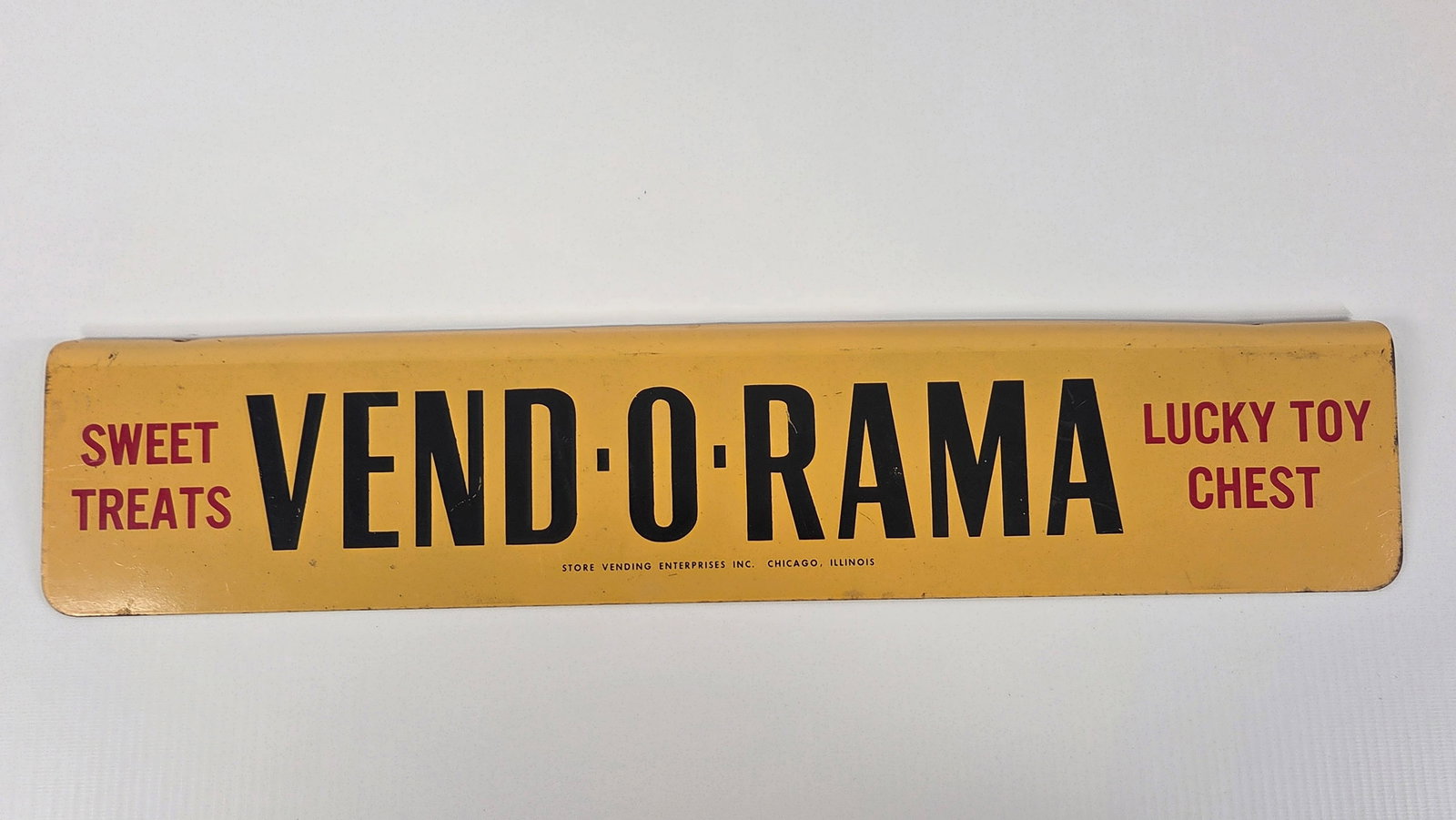 VINTAGE VEND-O-RAMA METAL STORE SIGN: REMAINS IN GOOD CONDITION, SHOWING SOME TYPICAL WEAR.
