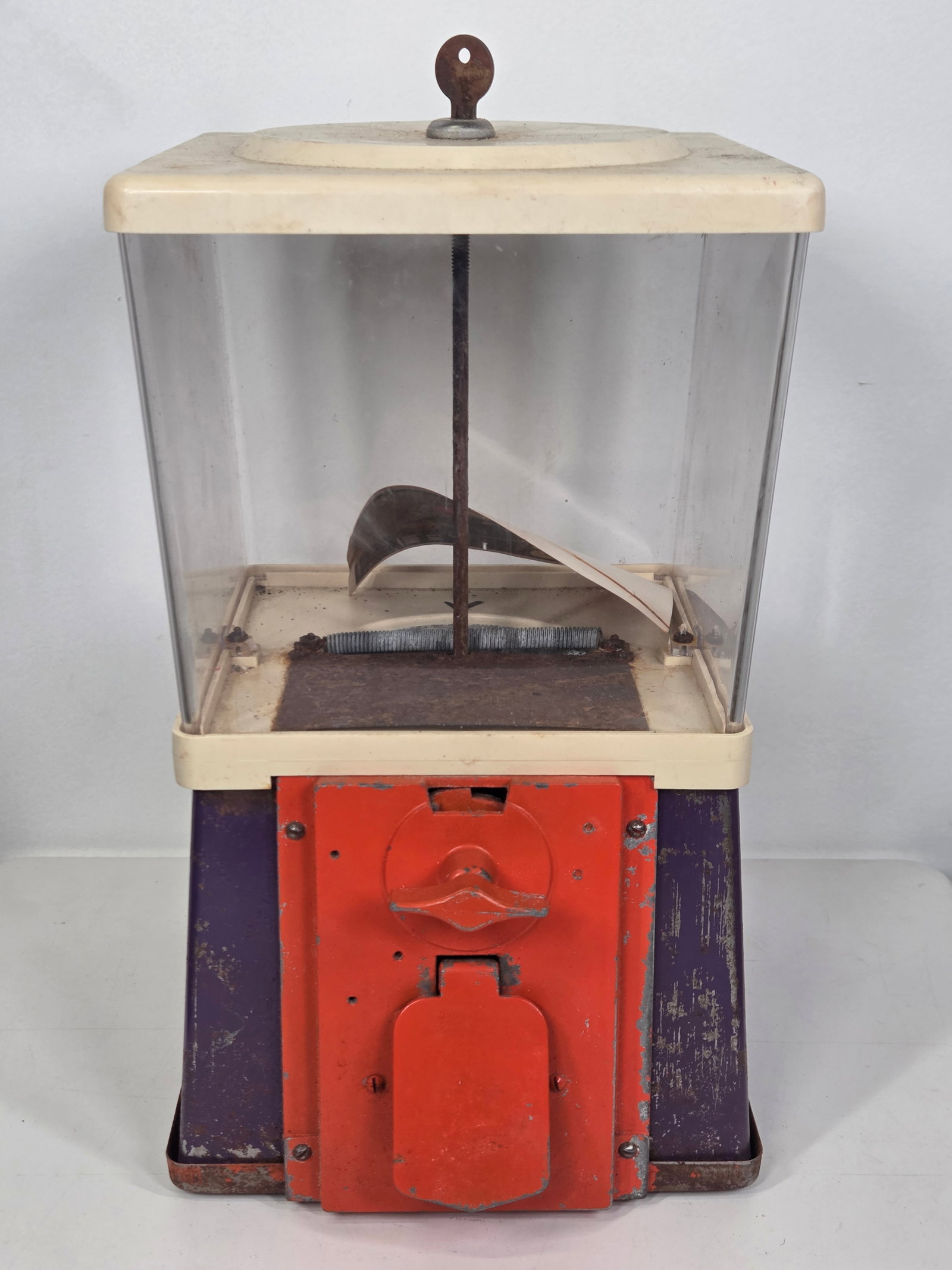 VINTAGE GUMBALL MACHINE FOR PARTS / REPAIR: REMAINS IN POOR TO FAIR CONDITION, SHOWING WEAR THROUGHOUT. FOR PARTS / REPAIRING.