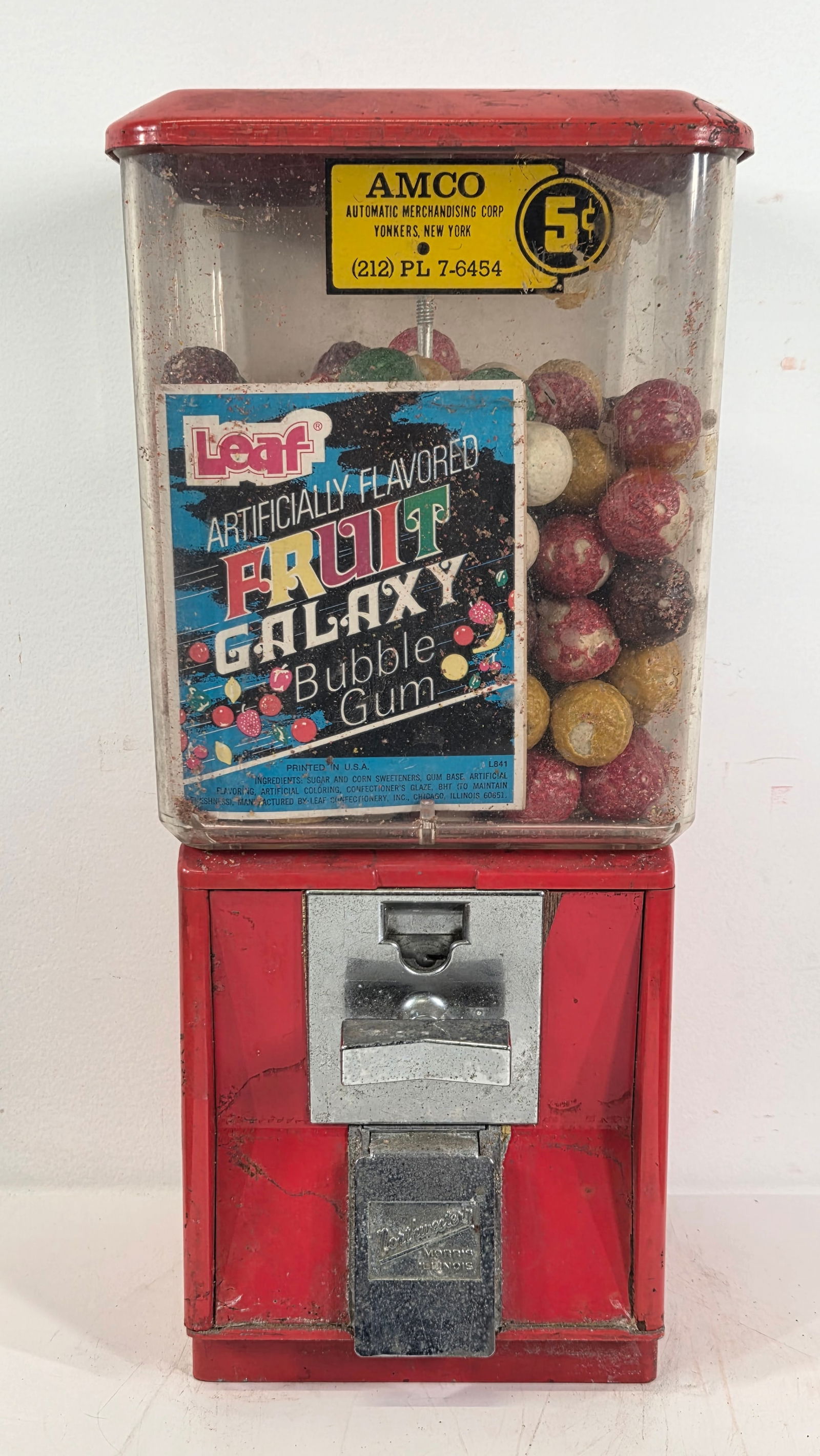 NORTHWESTERN AMCO 5 CENT BUBBLE GUM MACHINE: REMAINS IN FAIR TO GOOD CONDITION, SHOWING USAGE WEAR THROUGHOUT. GUMBALLS IN MACHINE.