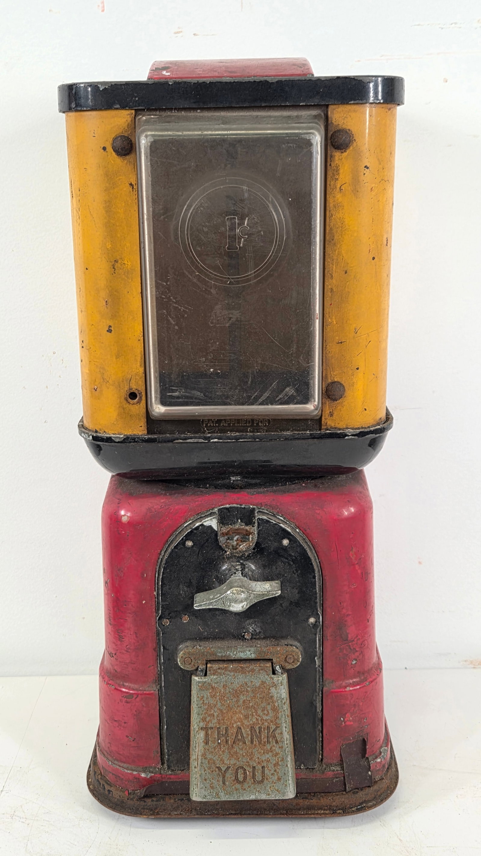 VINTAGE 1 CENT GUMBALL VENDING MACHINE: REMAINS IN POOR TO FAIR CONDITION, SHOWING USAGE WEAR THROUGHOUT.