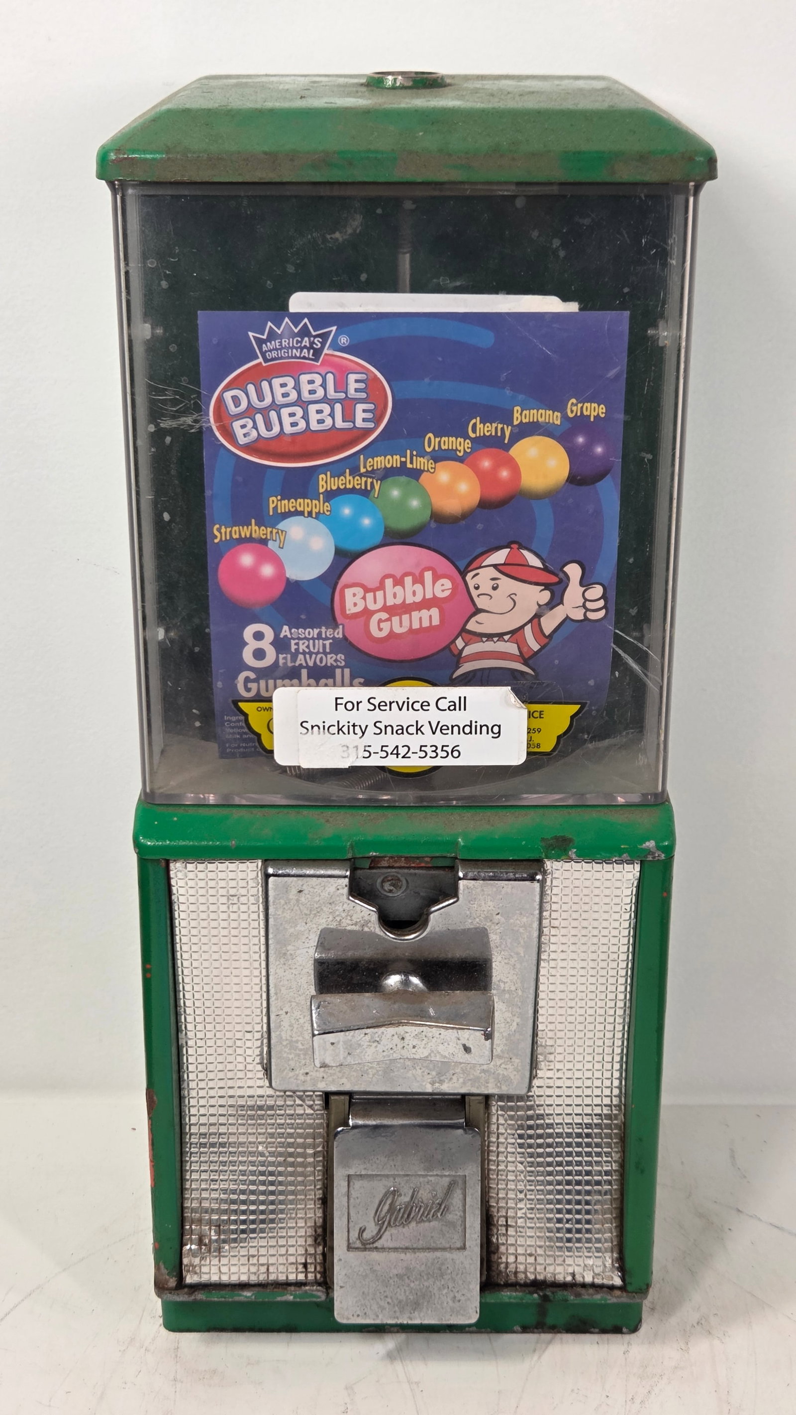 VINTAGE GREEN GABRIEL GUMBALL VENDING MACHINE: REMAINS IN FAIR TO GOOD CONDITION, SHOWING TYPICAL USAGE WEAR THROUGHOUT.