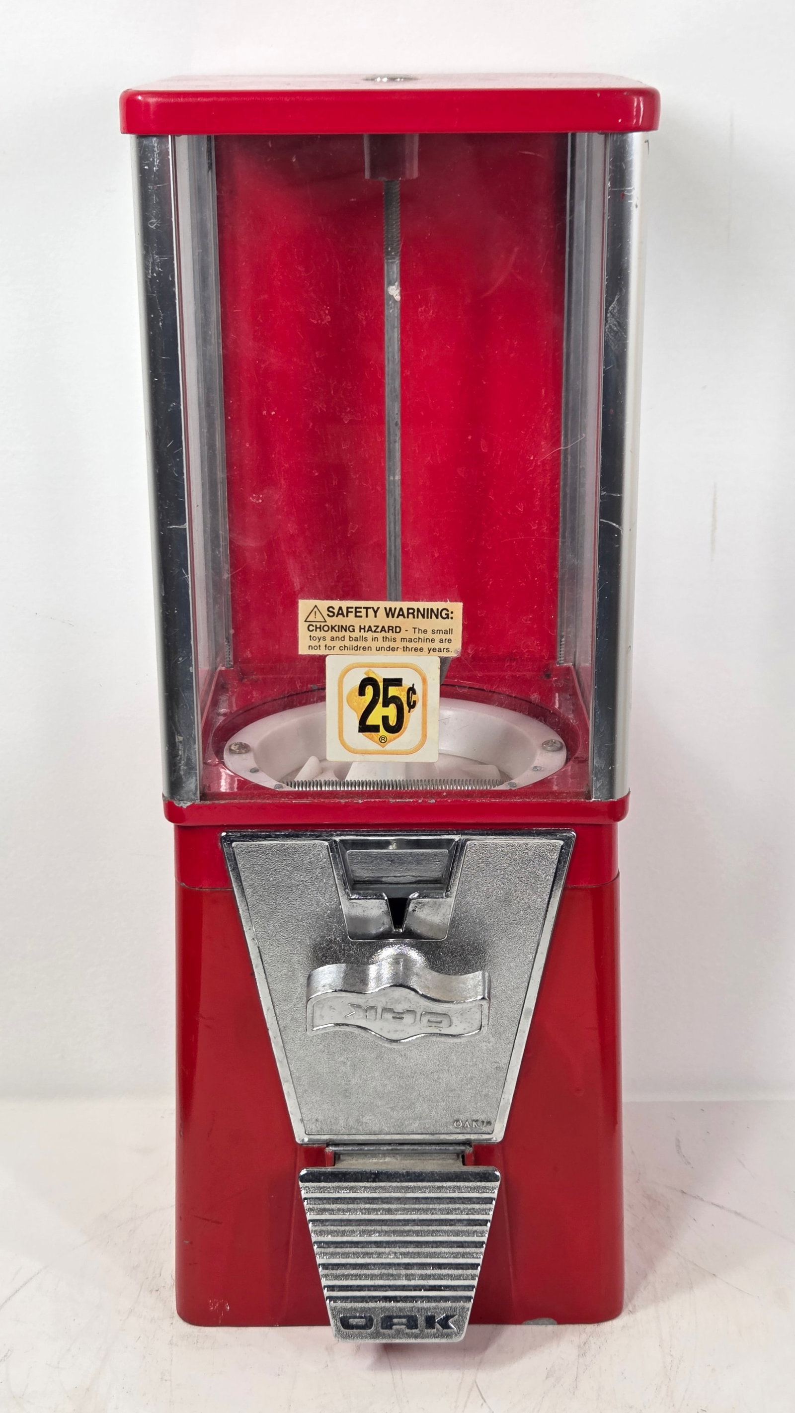 VINTAGE OAK 25 CENT GUMBALL VENDING MACHINE: REMAINS IN GOOD CONDITION, SHOWING SOME TYPICAL WEAR.