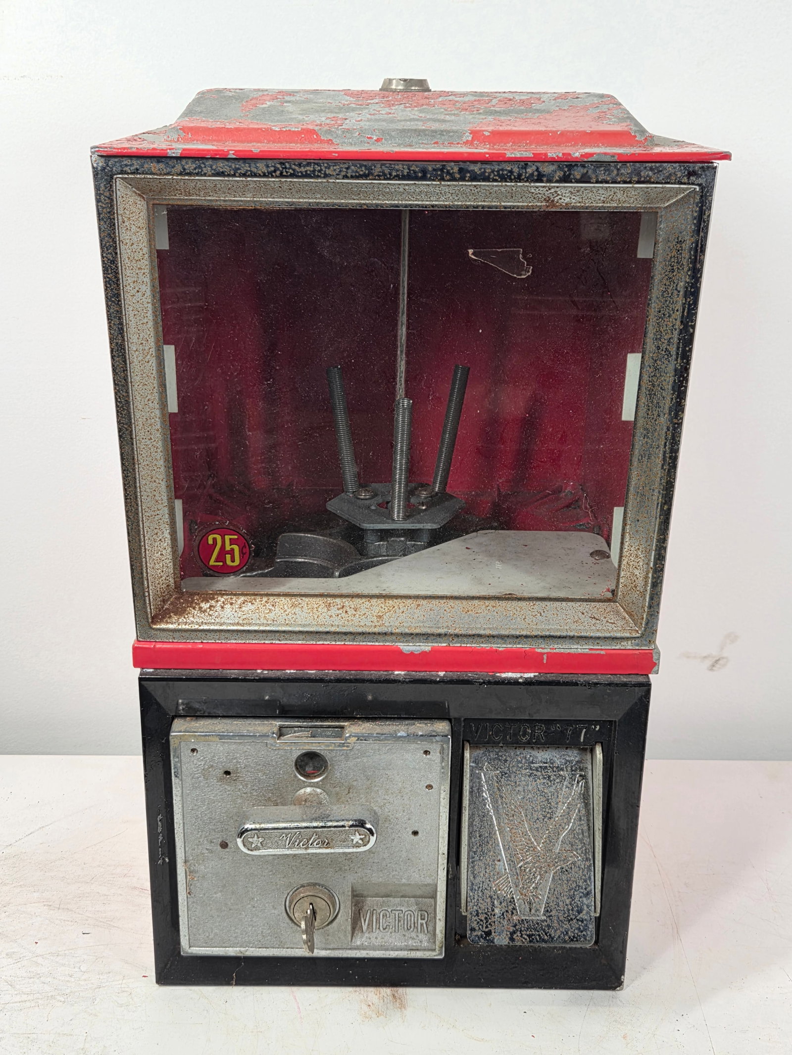 VINTAGE VICTOR 25 CENT GUMBALL VENDING MACHINE (1 of 5)
