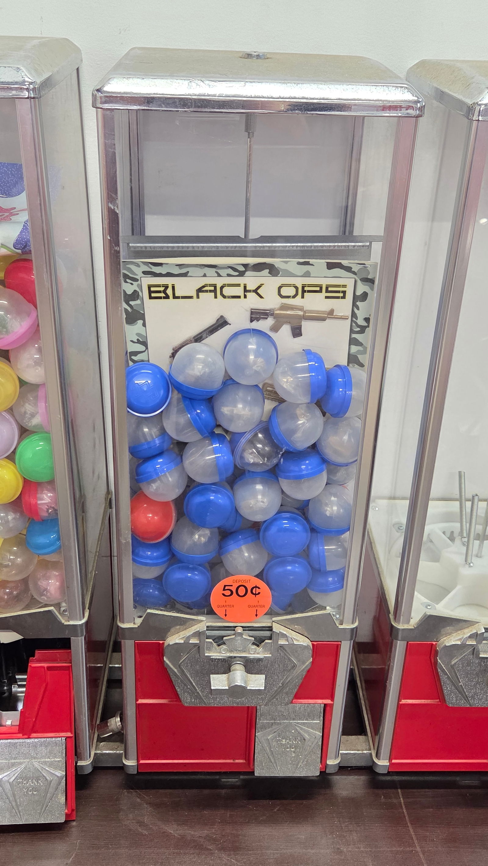 RETRO 3 PANEL CAPSULE VENDING MACHINE DISPLAY - 3