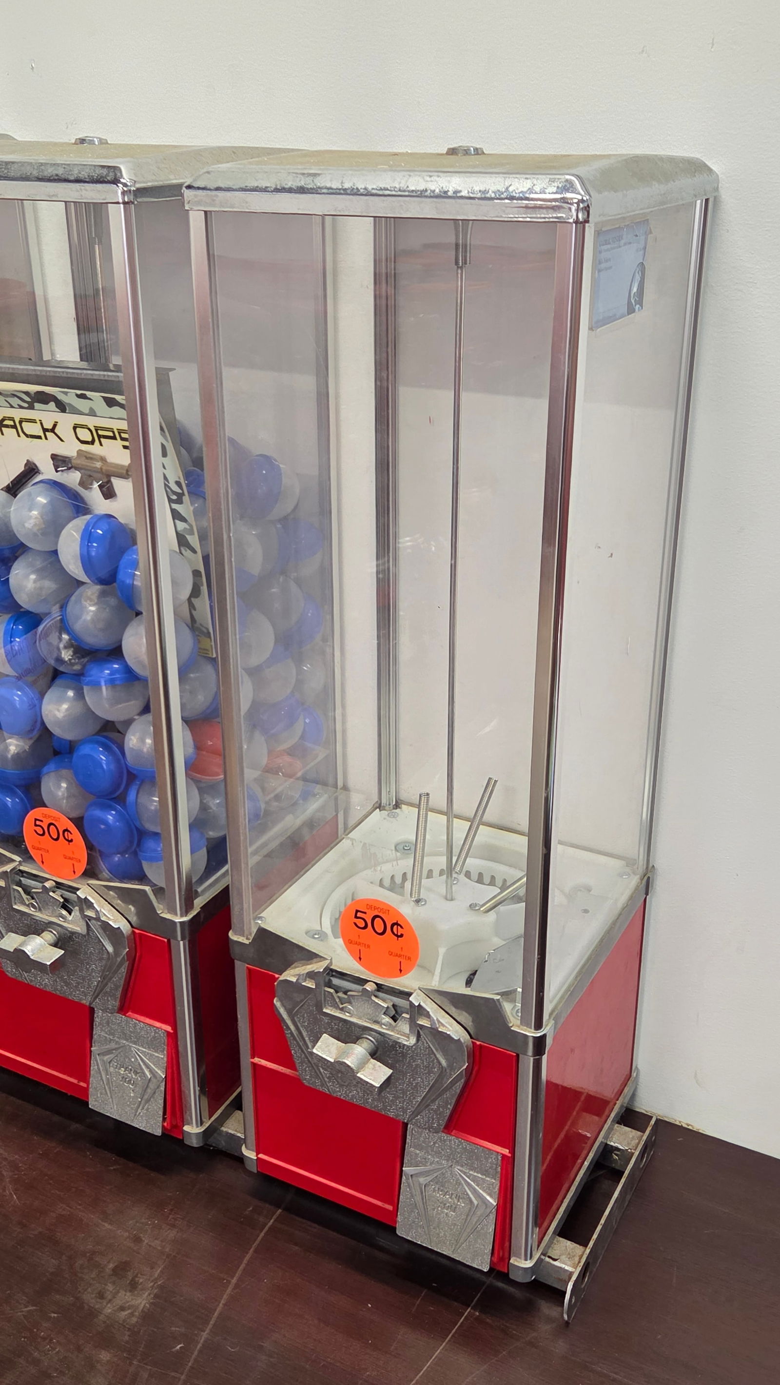 RETRO 3 PANEL CAPSULE VENDING MACHINE DISPLAY - 4