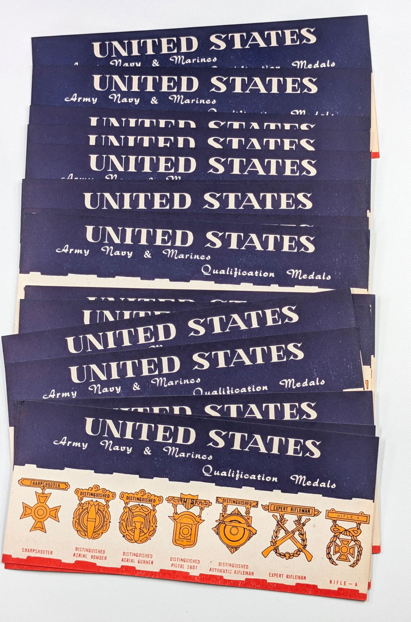 17) VINTAGE UNITED STATES MILITARY MEDALS GUMBALL INSERT SIGNS: ALL REMAIN IN VERY GOOD CONDITION, SHOWING SOME LIGHT STORAGE WEAR.