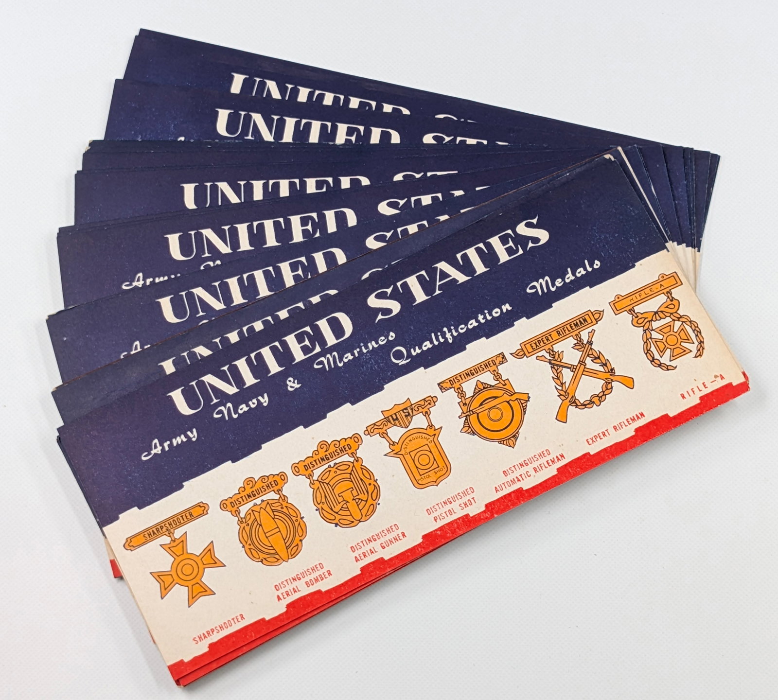 20) VINTAGE UNITED STATES MILITARY MEDALS GUMBALL INSERT SIGNS: ALL REMAIN IN VERY GOOD CONDITION, SHOWING SOME LIGHT STORAGE WEAR.