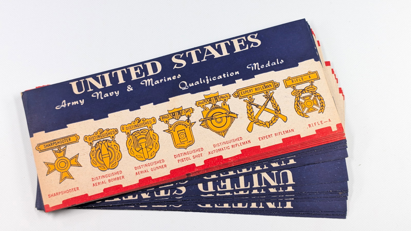 20) VINTAGE UNITED STATES MILITARY MEDALS GUMBALL INSERT SIGNS: ALL REMAIN IN VERY GOOD CONDITION, SHOWING SOME LIGHT STORAGE WEAR.