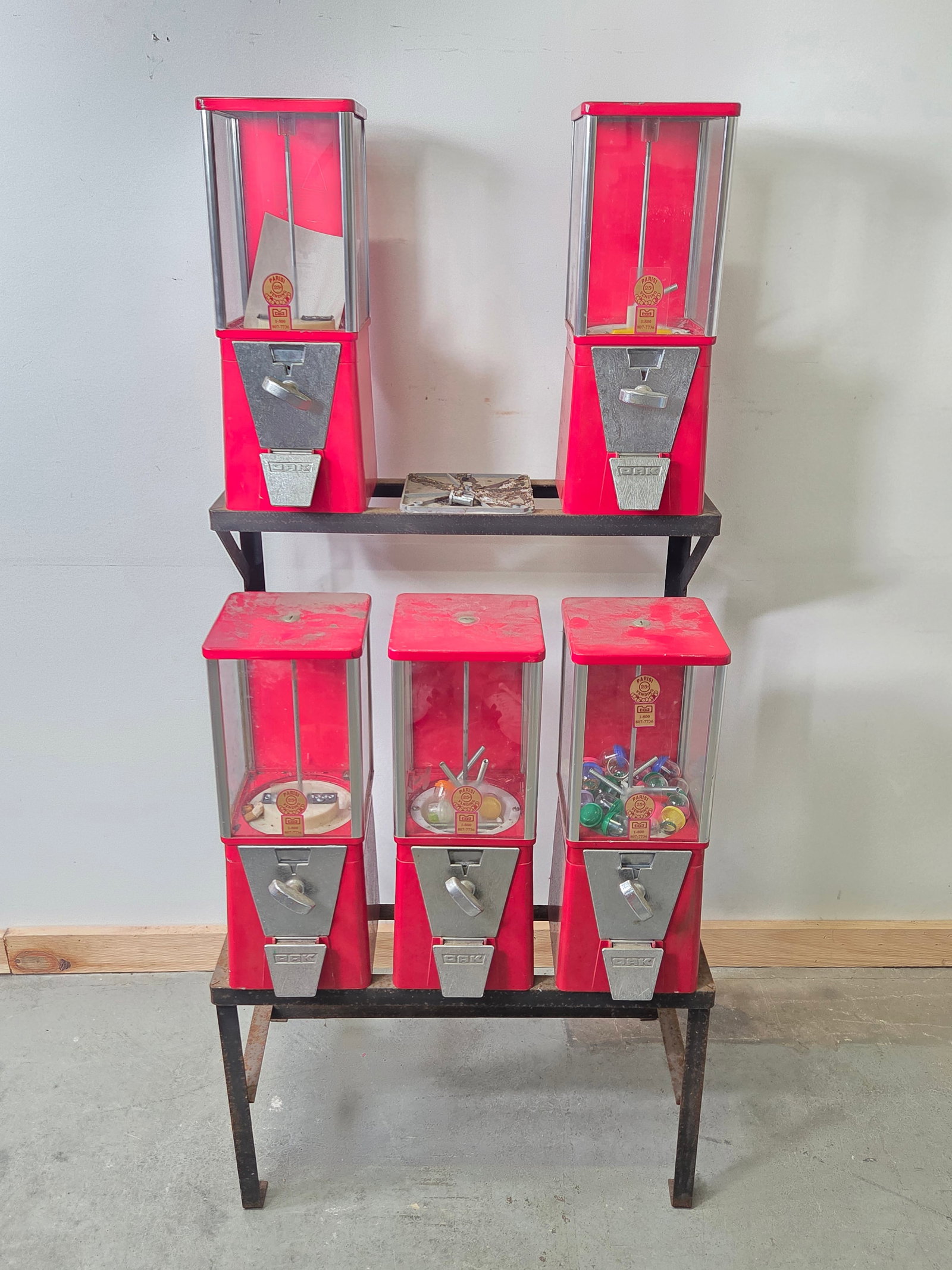 VINTAGE OAK 5 PANEL GUMBALL VENDING MACHINE DISPLAY: REMAINS IN GOOD CONDITION, SHOWING TYPICAL USAGE WEAR THROUGHOUT. MISSING ONE MACHINE. **PLEASE NOTE** THIS ITEM IS NOT AVAILABLE FOR SHIPPING. LOCAL PICKUP ONLY PLEASE.