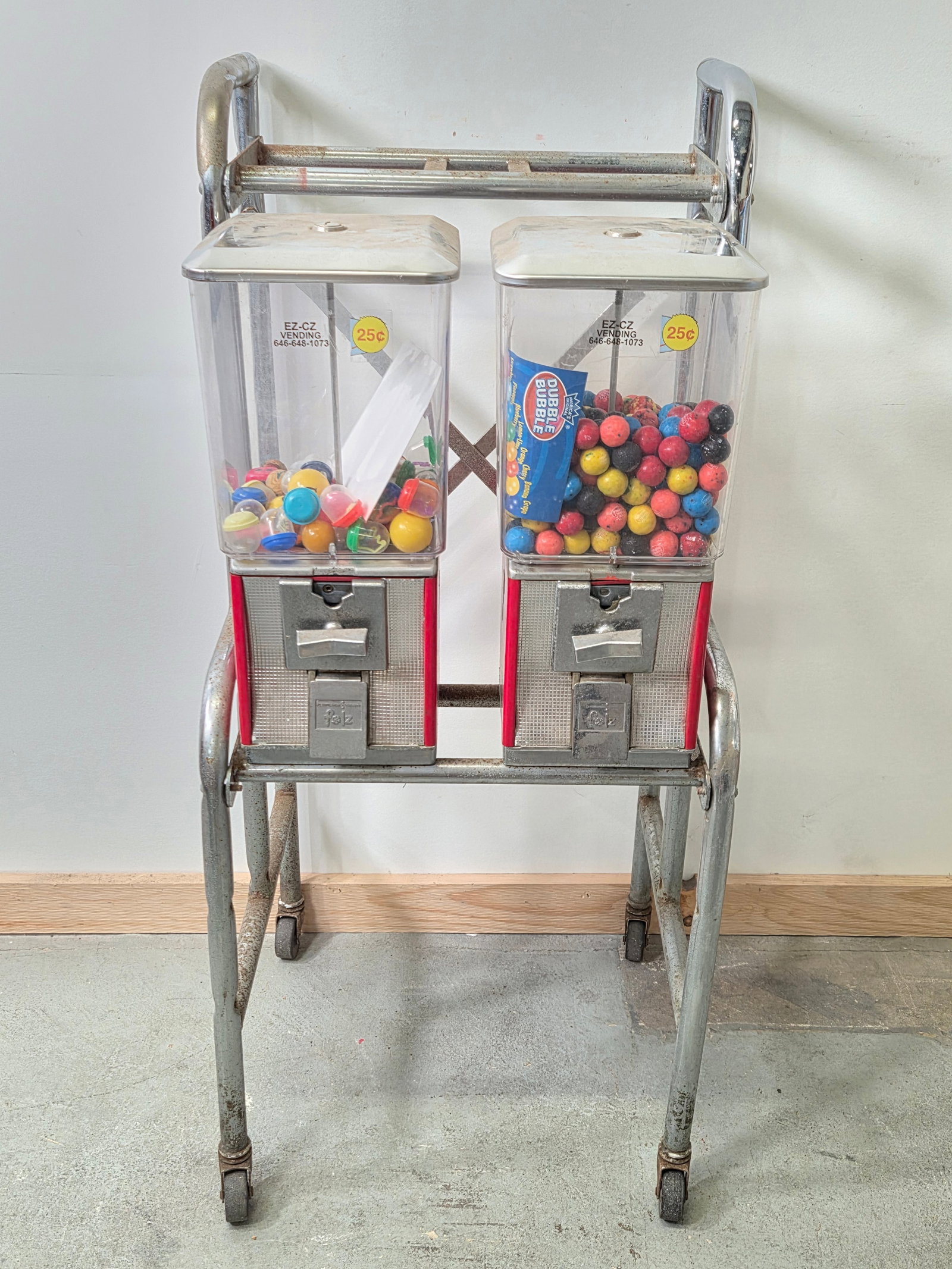 VINTAGE FOLZ 2 PANEL GUMBALL VENDING MACHINE RACK: REMAINS IN GOOD CONDITION, SHOWING TYPICAL USAGE WEAR THROUGHOUT. **PLEASE NOTE** THIS ITEM IS NOT AVAILABLE FOR SHIPPING. LOCAL PICKUP ONLY PLEASE.
