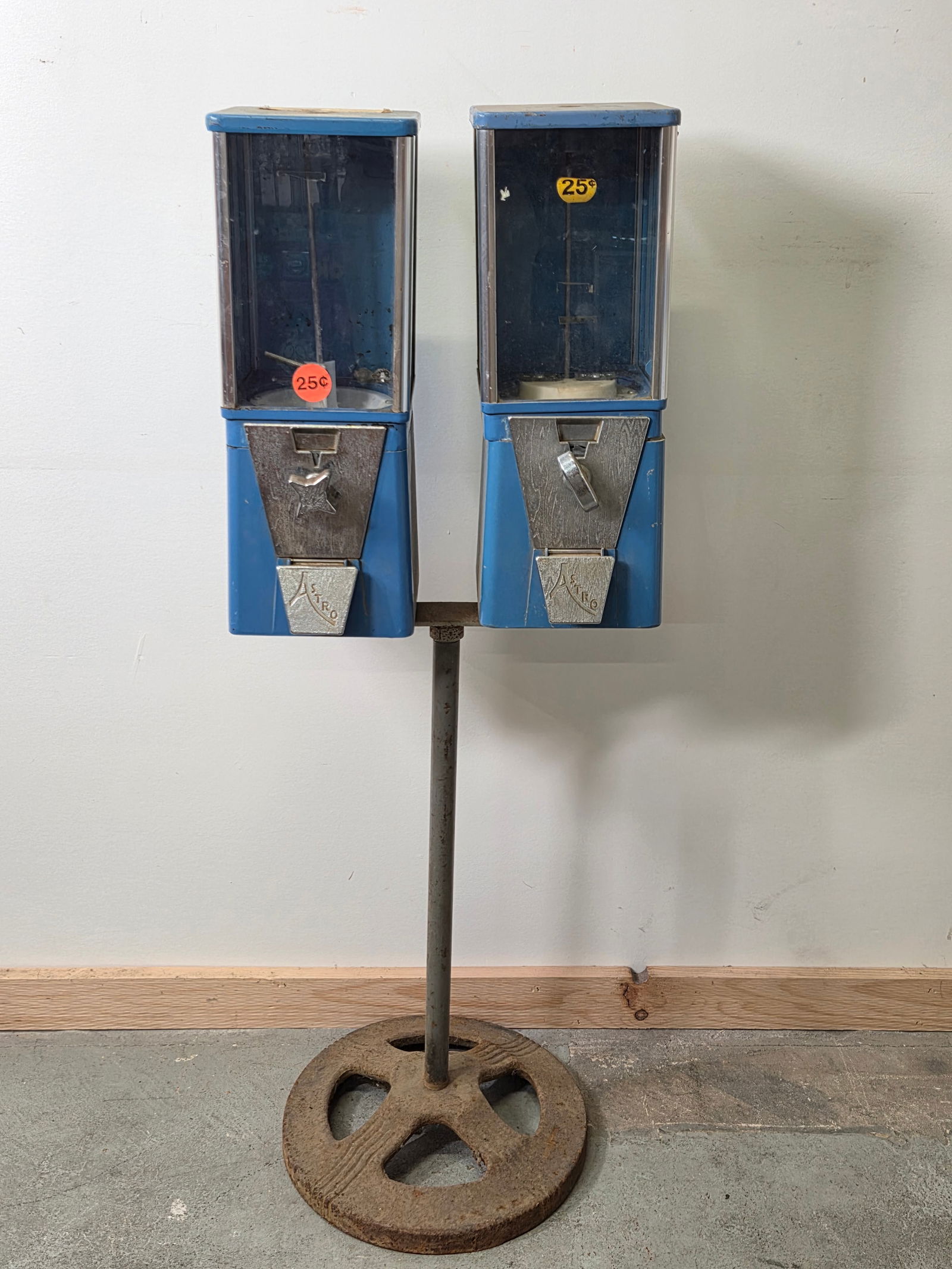 VINTAGE ASTRO 25 CENT GUMBALL VENDING MACHINE PEDESTAL: REMAINS IN FAIR TO GOOD CONDITION, SHOWING USAGE WEAR THROUGHOUT. **PLEASE NOTE** THIS ITEM IS NOT AVAILABLE FOR SHIPPING. LOCAL PICKUP ONLY PLEASE.